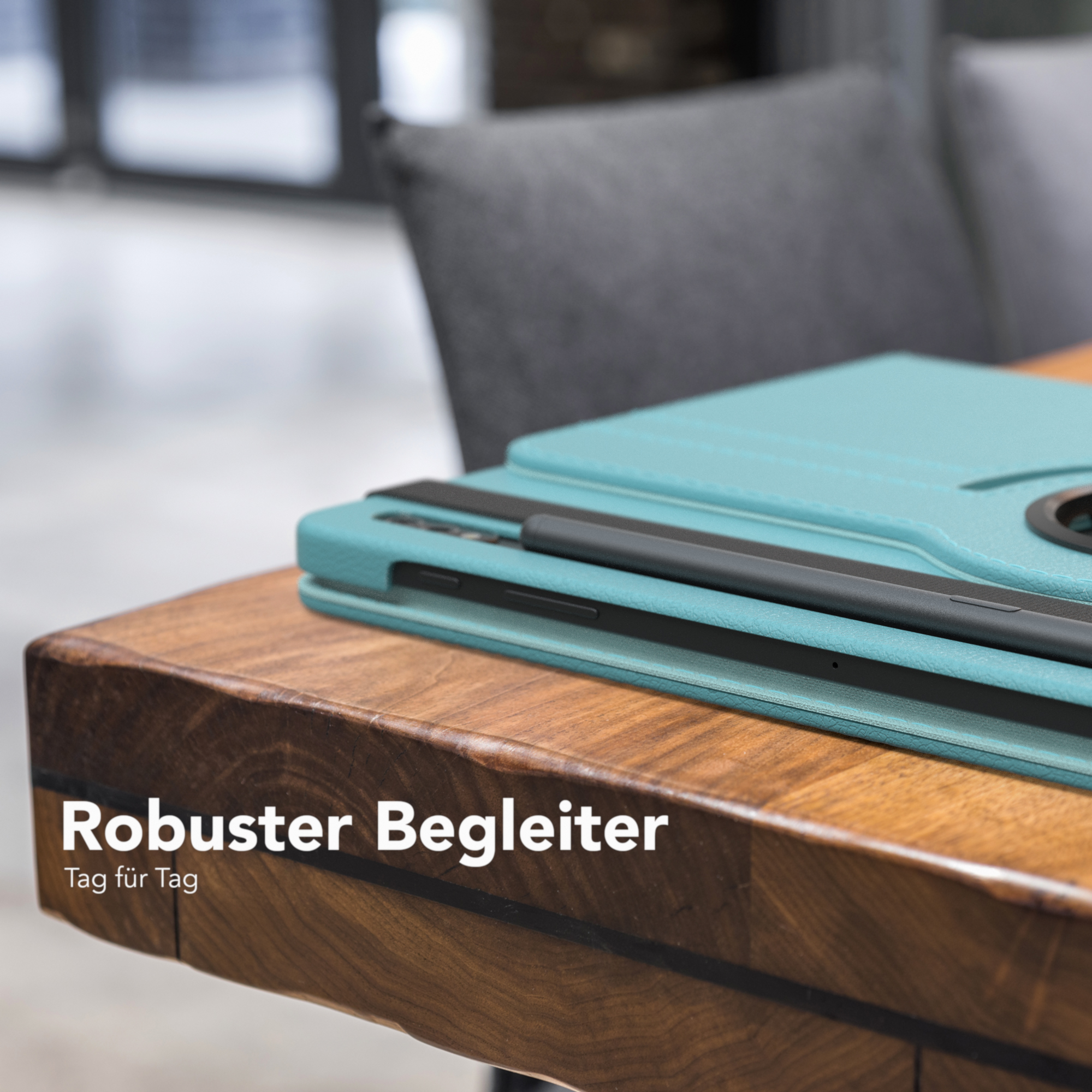 Grüne Tablet-Hülle auf einer Holzoberfläche. Ein schwarzer Stift ist vorhanden.