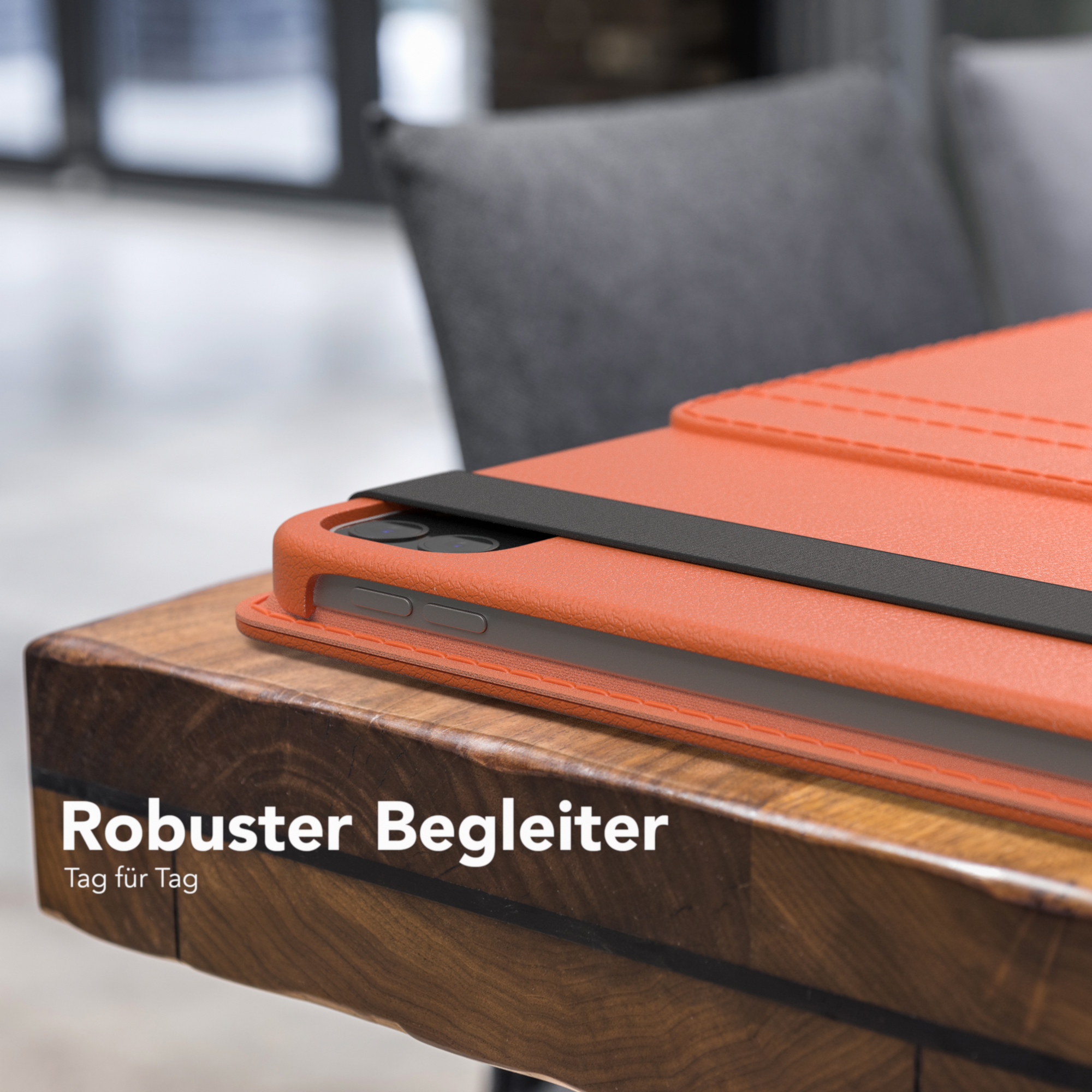 Eine orangefarbene Tablethülle liegt auf einem Holztisch. Text: 'Robuster Begleiter'.