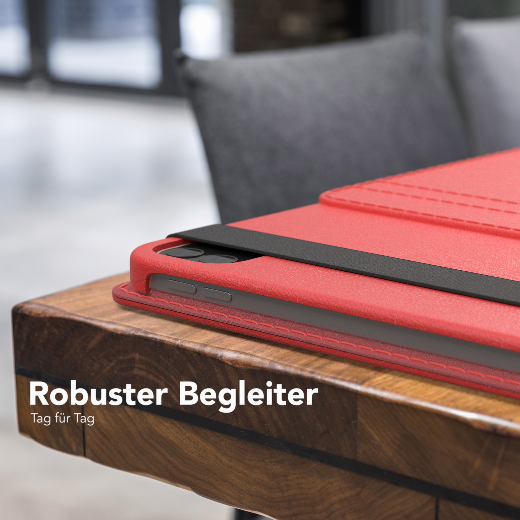 Rote Tablet-Hülle auf einem Holztisch. Die Hülle ist offen, das Tablet sichtbar. Text: Robust Begleiter.
