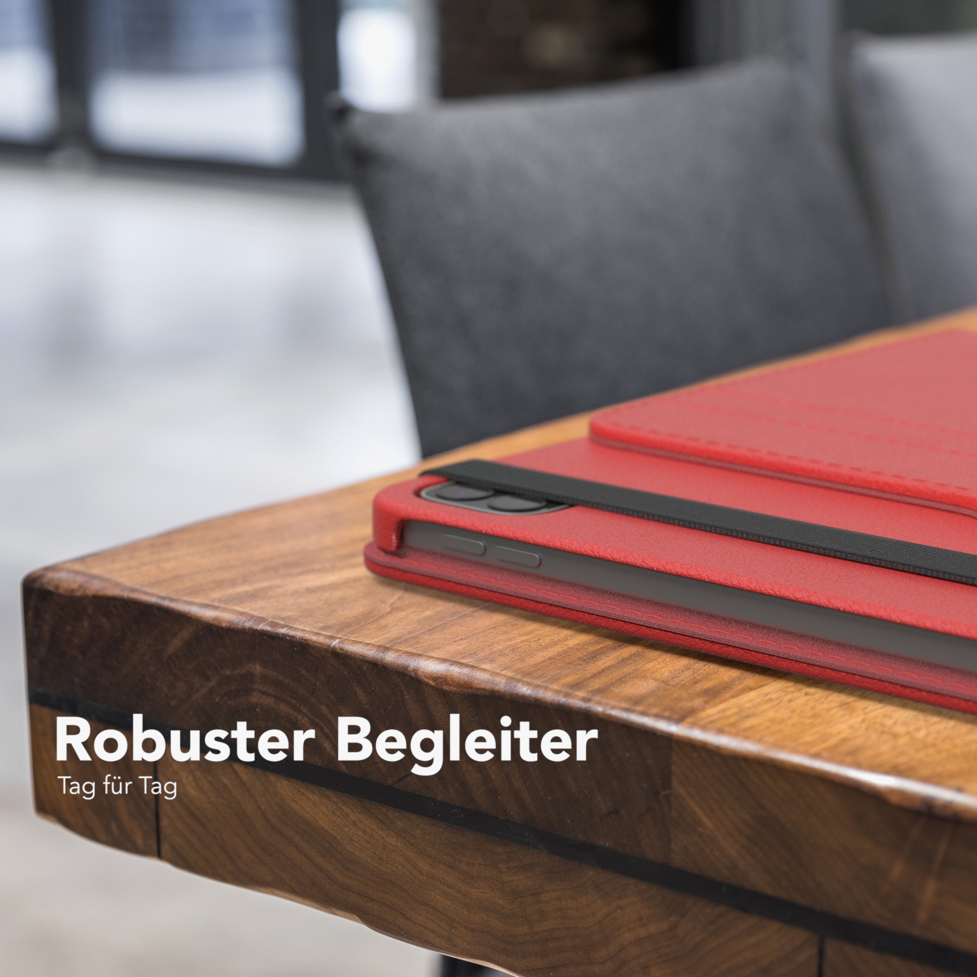 Rote Tablet-Hülle auf einem Holztisch. Text: Robuster Begleiter.