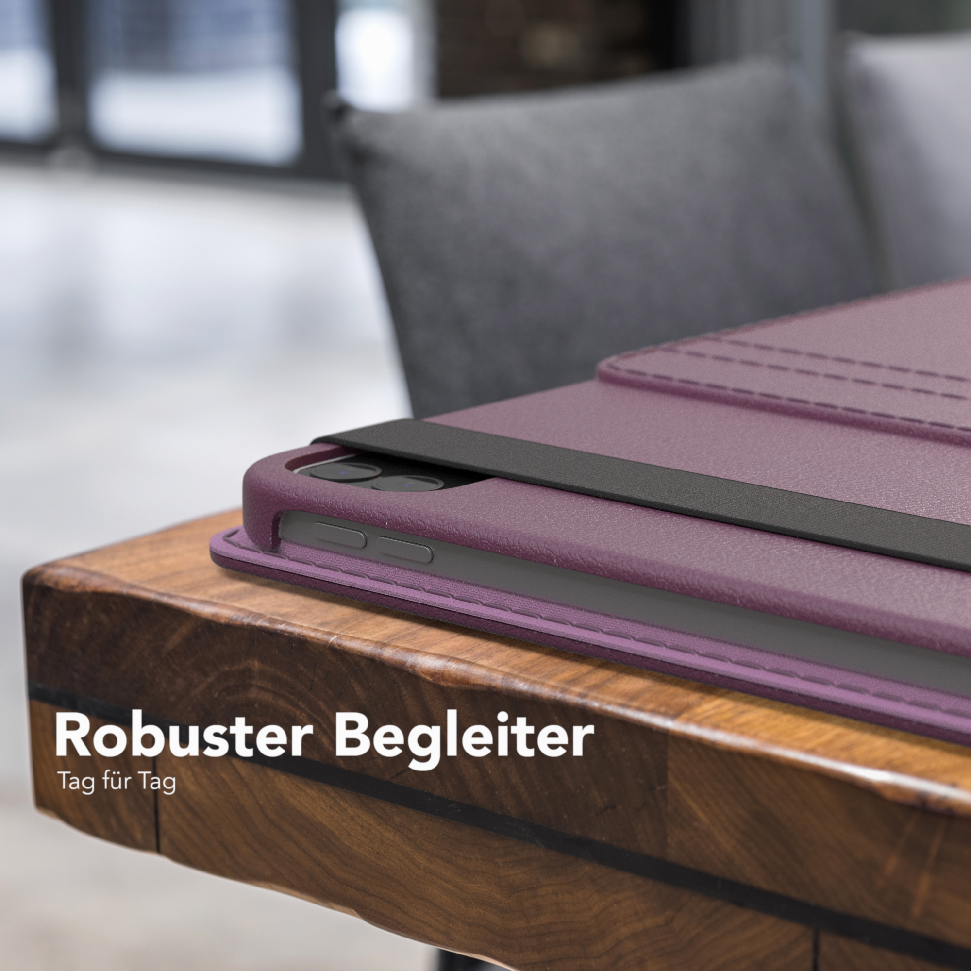Eine lilafarbene Tablethülle auf einem Holztisch. Der Text „Robuster Begleiter“ ist weiß.