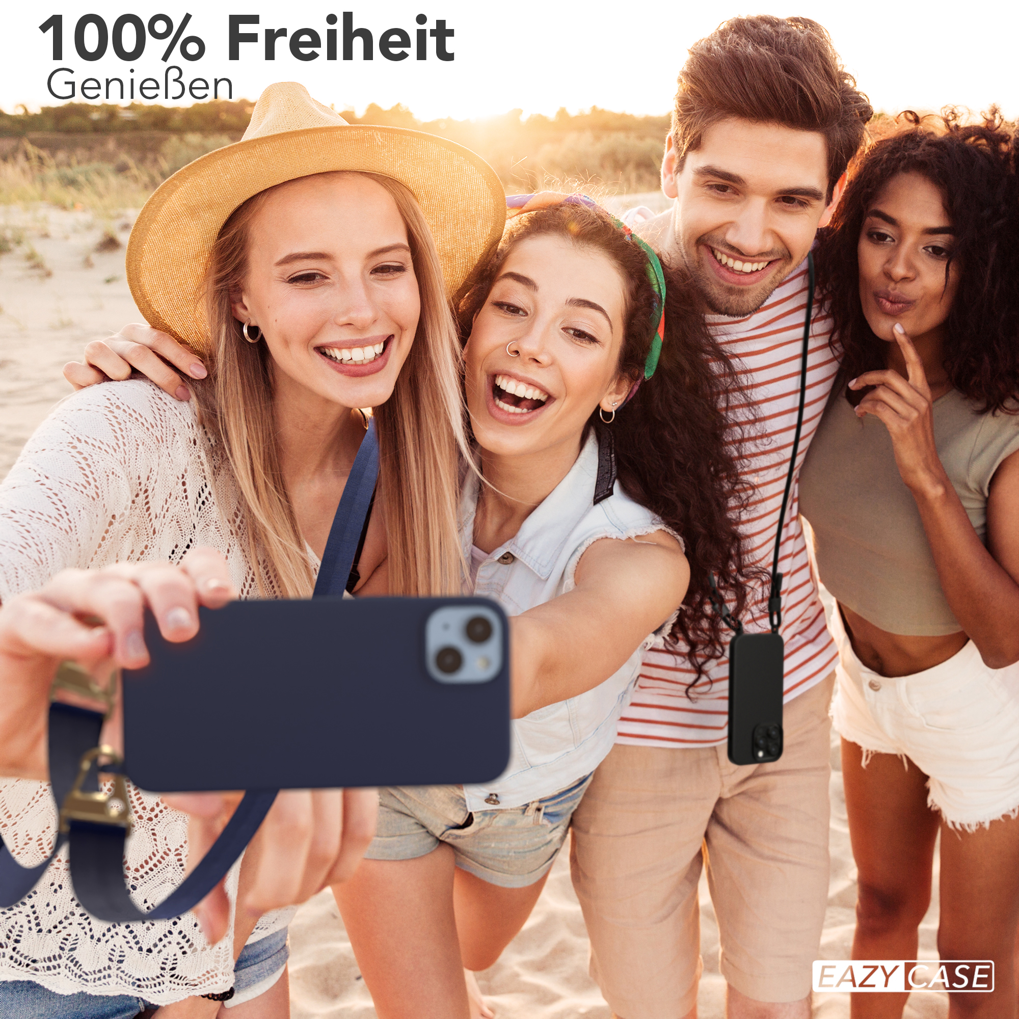 Vier Personen machen ein Selfie am Strand, halten ein Telefon mit marineblauem Case und Band.