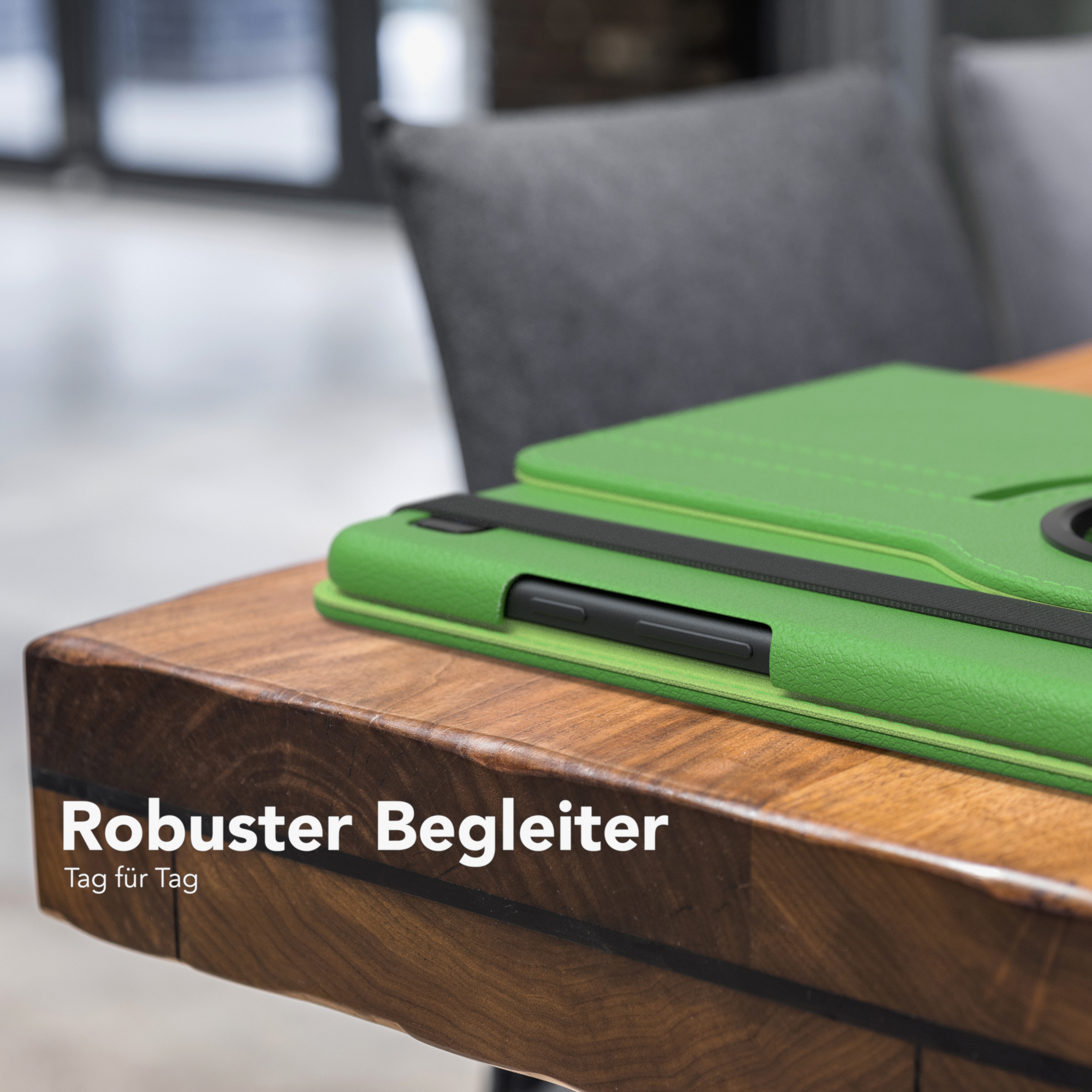 Grüne Tablet-Hülle auf einem Holztisch. Text: Robuster Begleiter.
