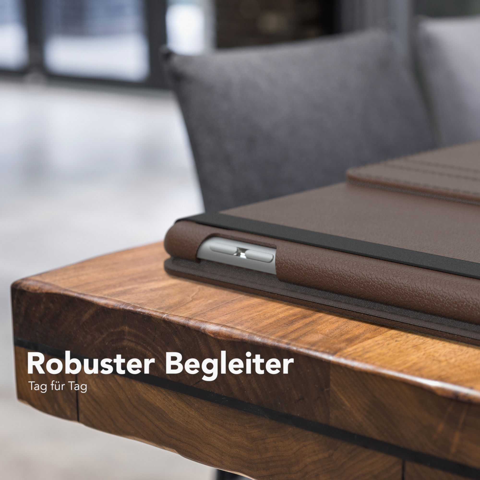 Eine braune Leder-Handyhülle liegt auf einem Holztisch. Die Hülle ist offen und zeigt das Telefon.