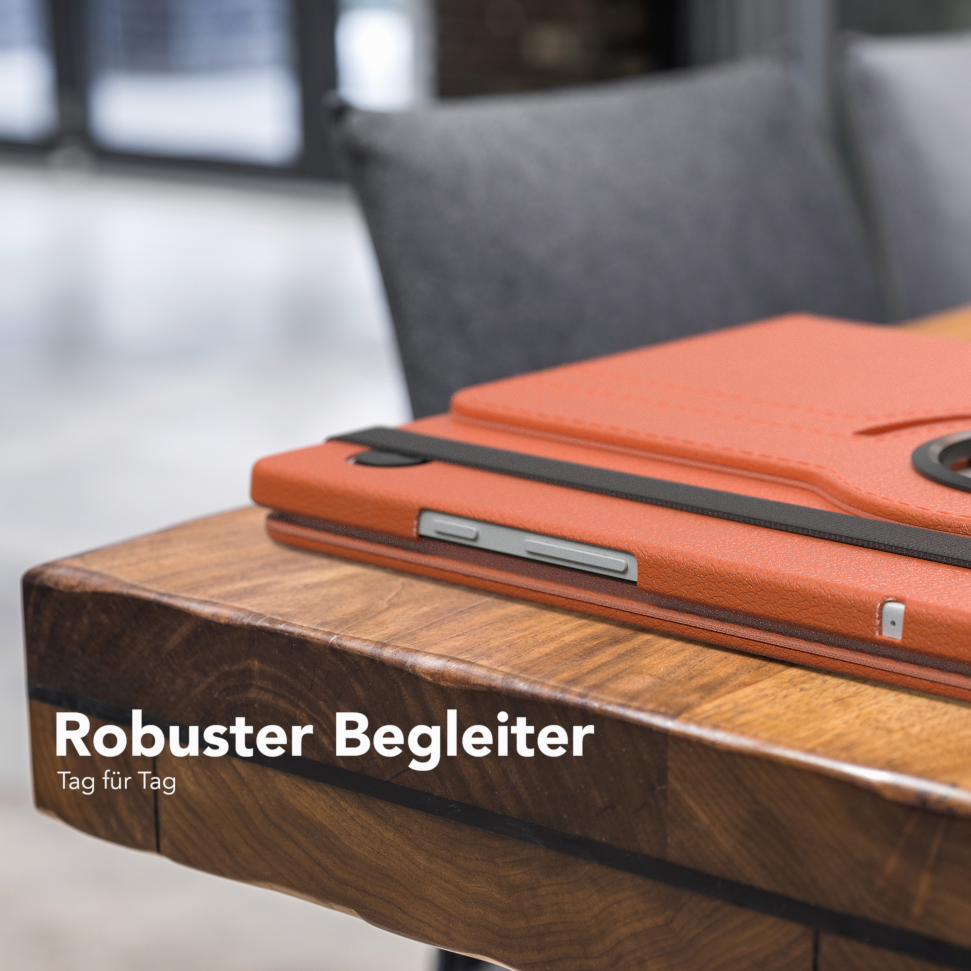 Orange Tablet-Hülle auf einem Holztisch, Text 'Robuster Begleiter' und Logo.
