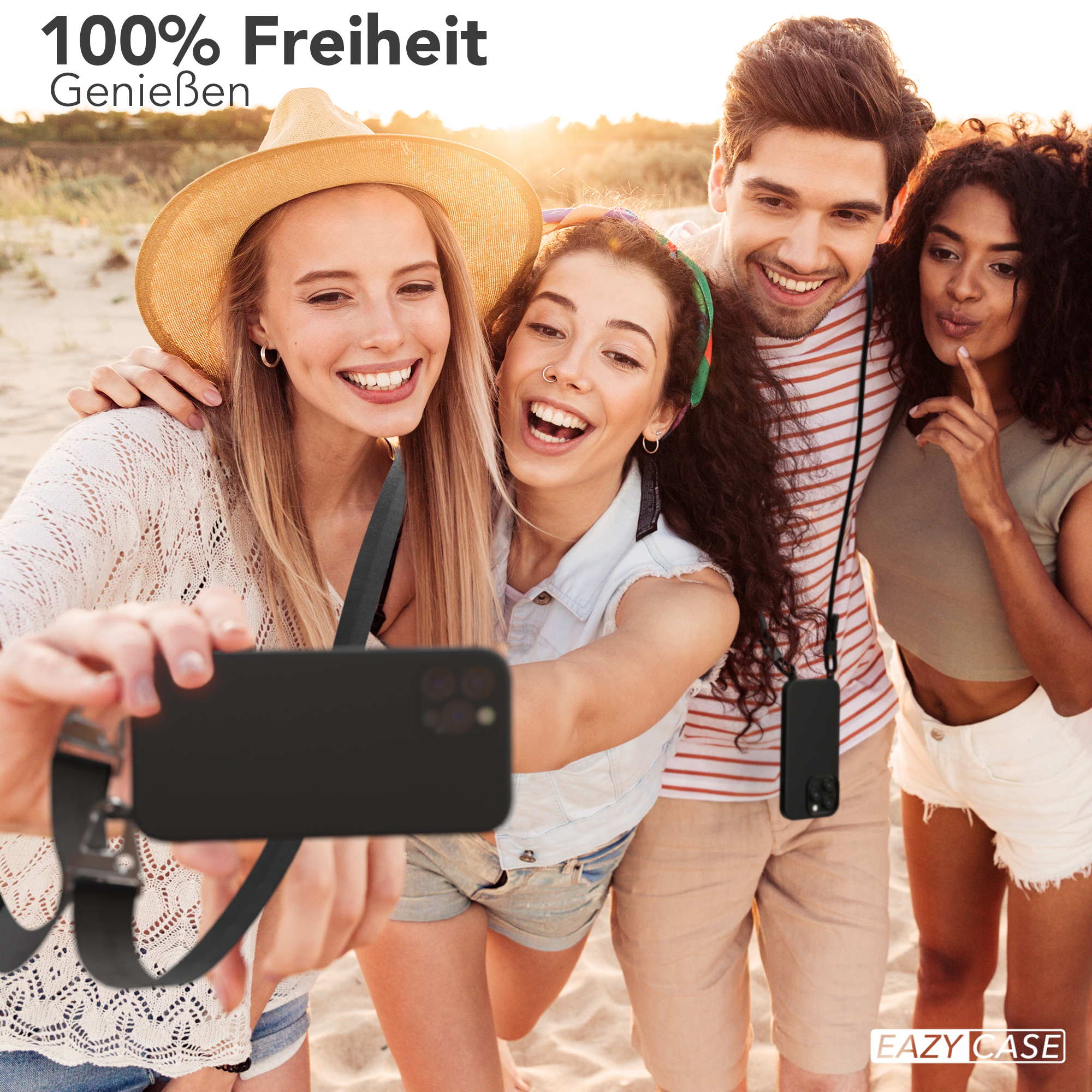 Vier Personen machen ein Selfie, lächeln. Drei lächeln breit in die Kamera. Grüner Handyriemen.