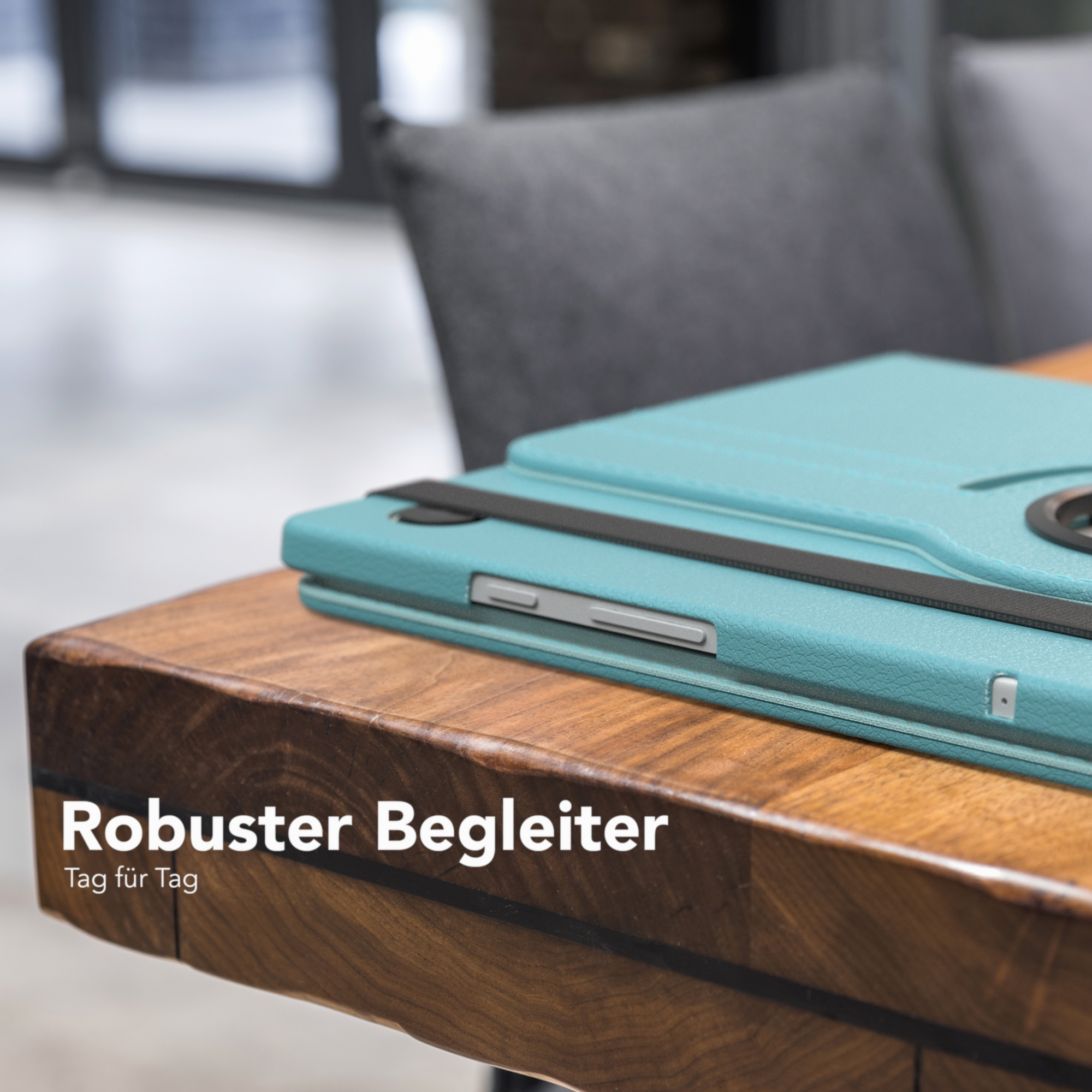 Tablet in türkisfarbener Hülle auf einem Holztisch.