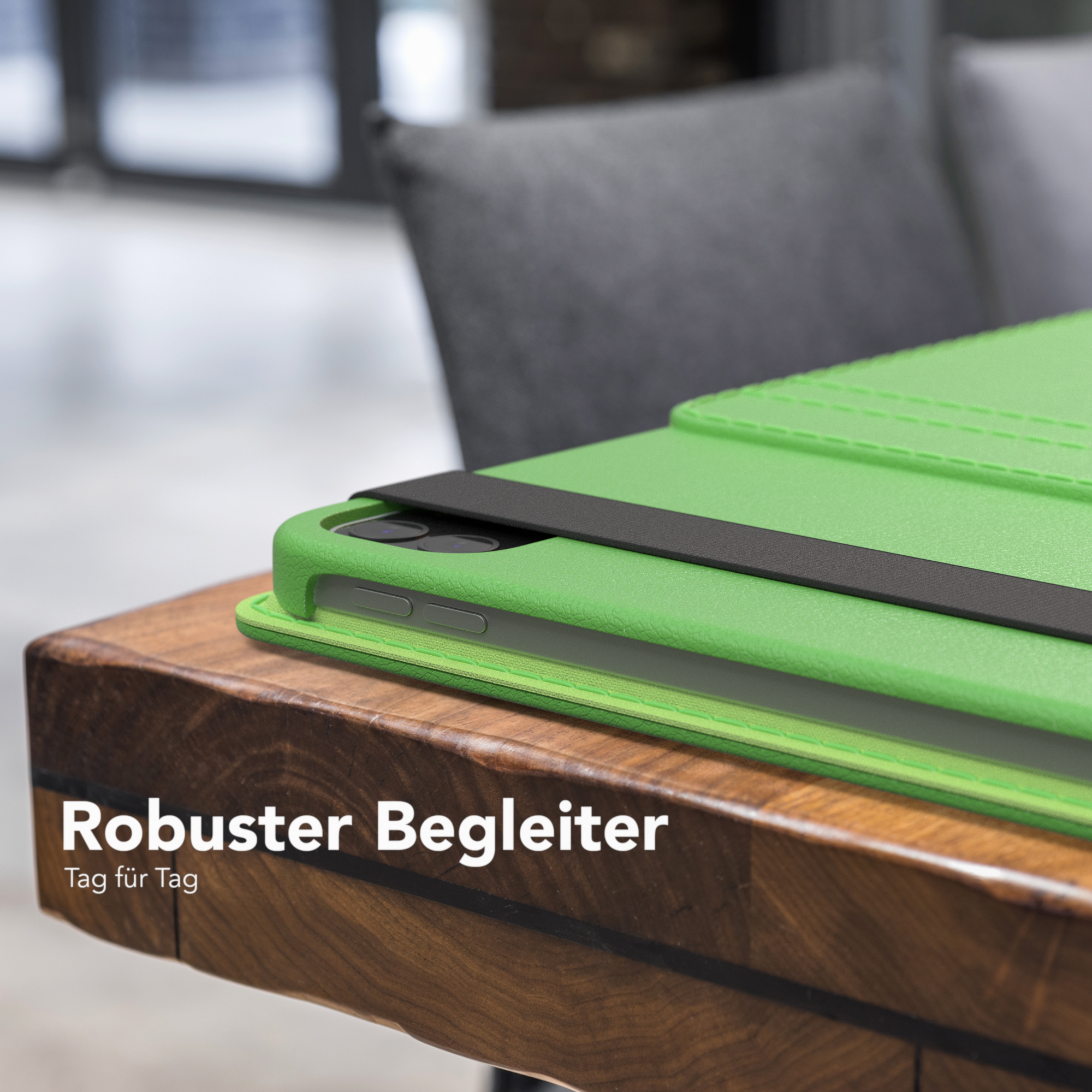 Grüne Tablethülle auf einem Holztisch.