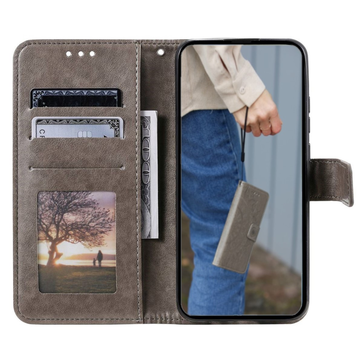 Geöffnete Handyhülle mit Karten, Geld und Bild. Person hält Telefon.