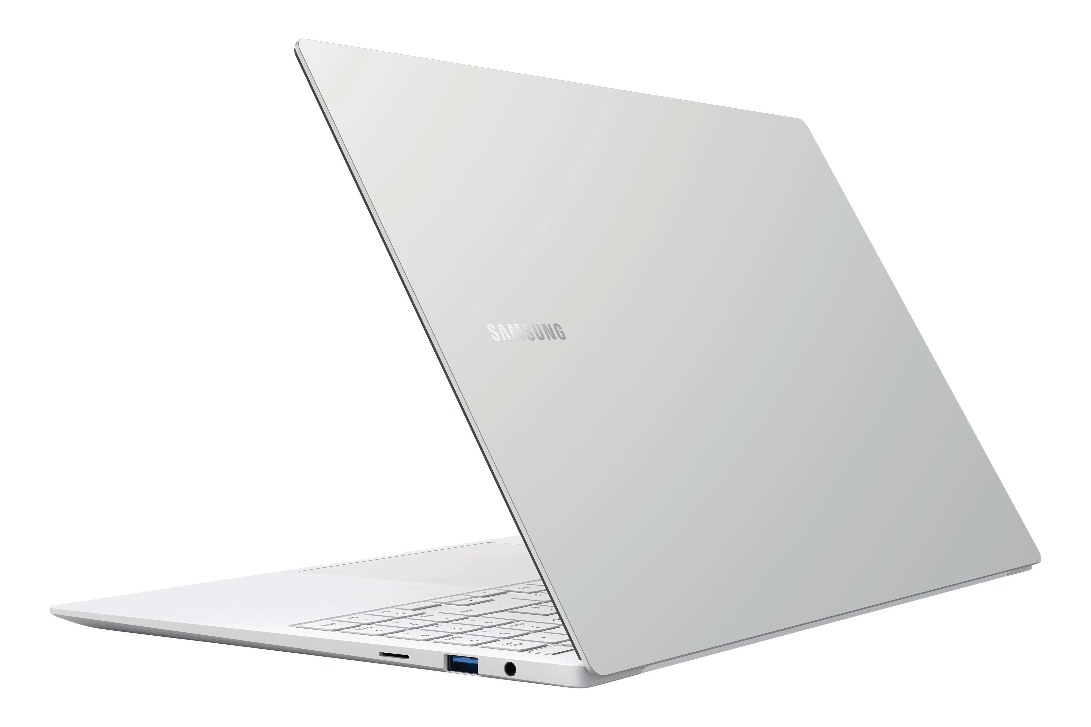 Biały laptop, widziany z tyłu i z boku, lekko otwarty, widoczna klawiatura.