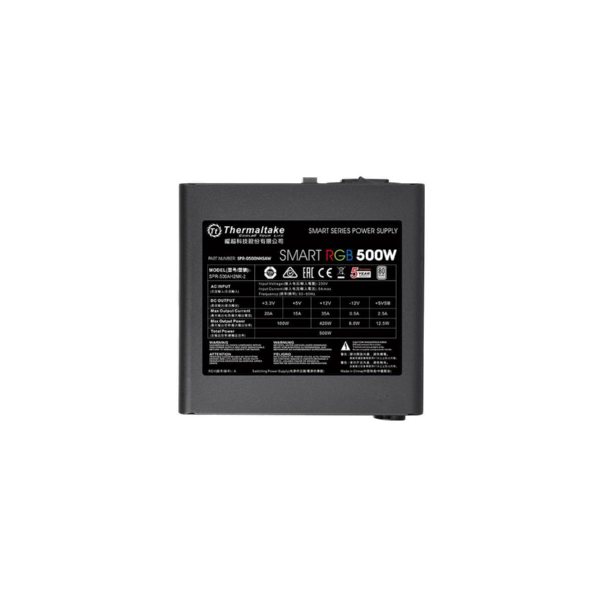 Schwarzes Netzteil mit Etiketten. Marke ist Thermaltake. Schwarzer Hintergrund.