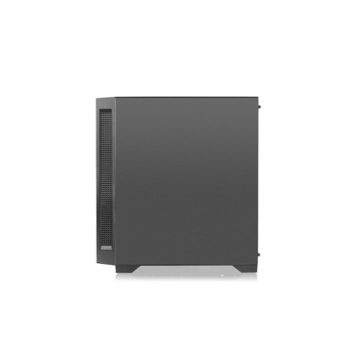 Czarna obudowa komputera, widziana z boku, z panelem z siatki.