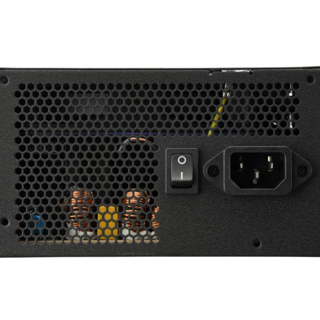 Retro di alimentatore PC nero con griglia, interruttore e spina.