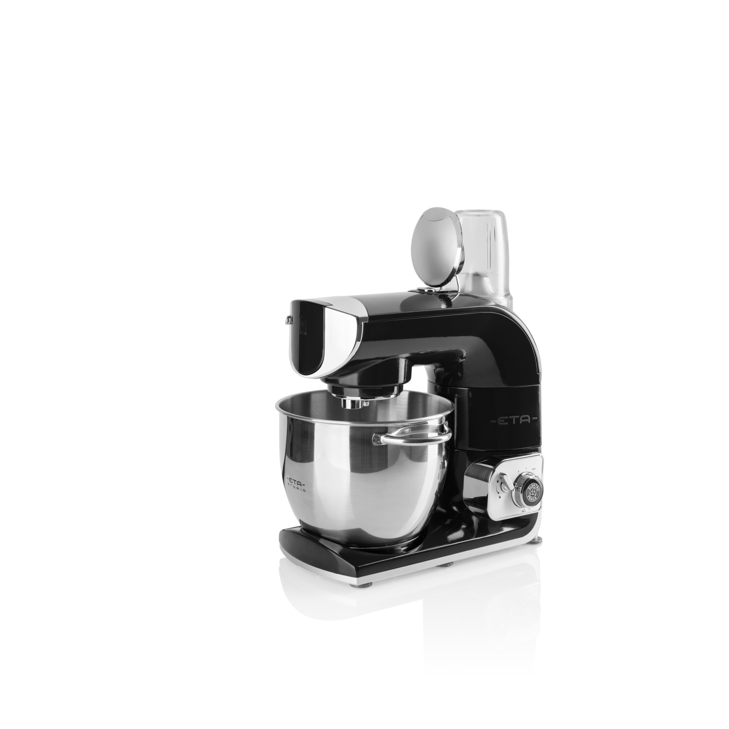 Schwarzer und silberner Küchenmixer mit Metallschüssel auf weißem Hintergrund.
