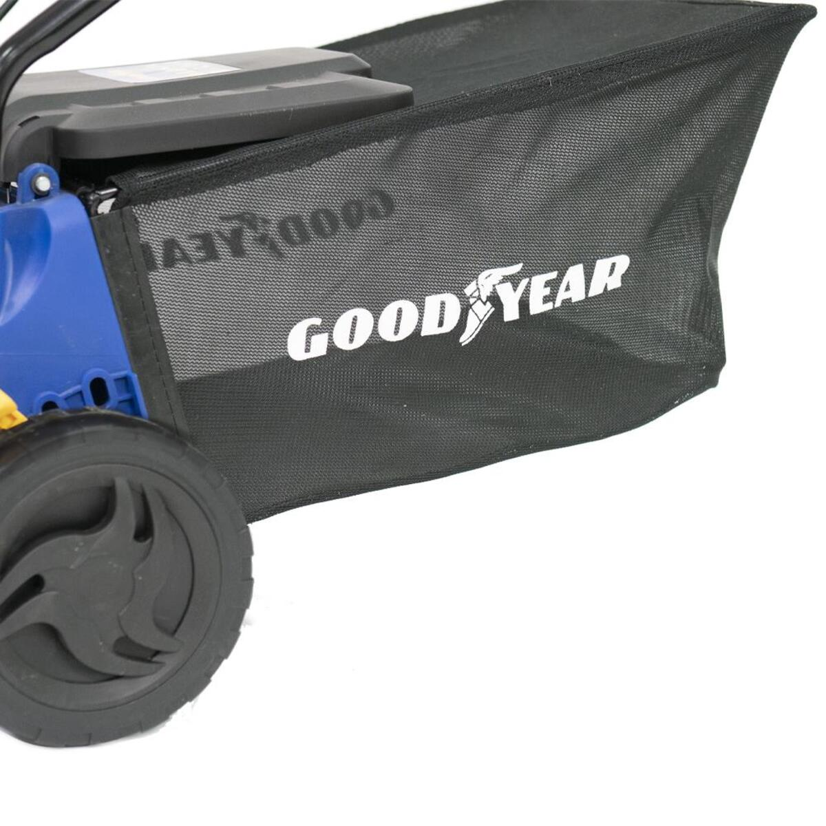 Primer plano de una bolsa de aireador de césped con el logotipo de Goodyear.