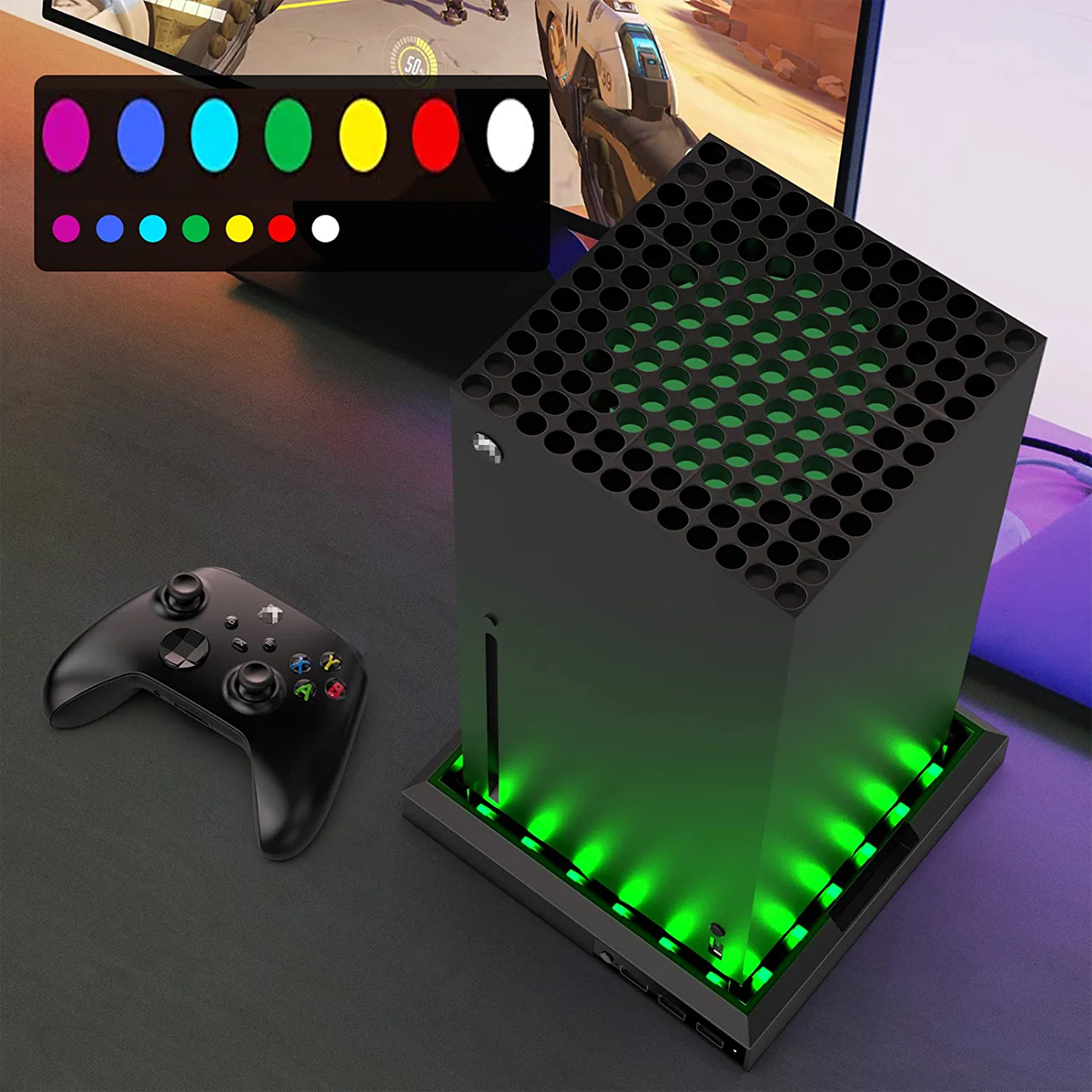 Eine schwarze Xbox Series X-Konsole mit grünen Lichtern. Ein Controller liegt links. Farboptionen sind sichtbar.