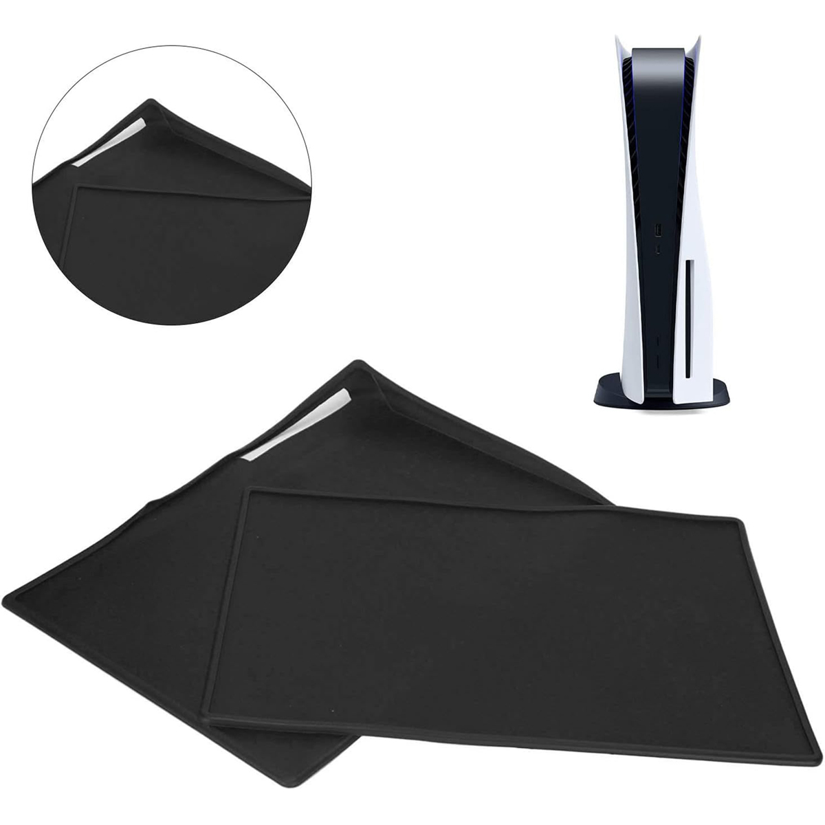 Schwarze PS5-Konsole und schwarze Matten. Die Matten liegen auf dem Boden, die Konsole steht aufrecht.