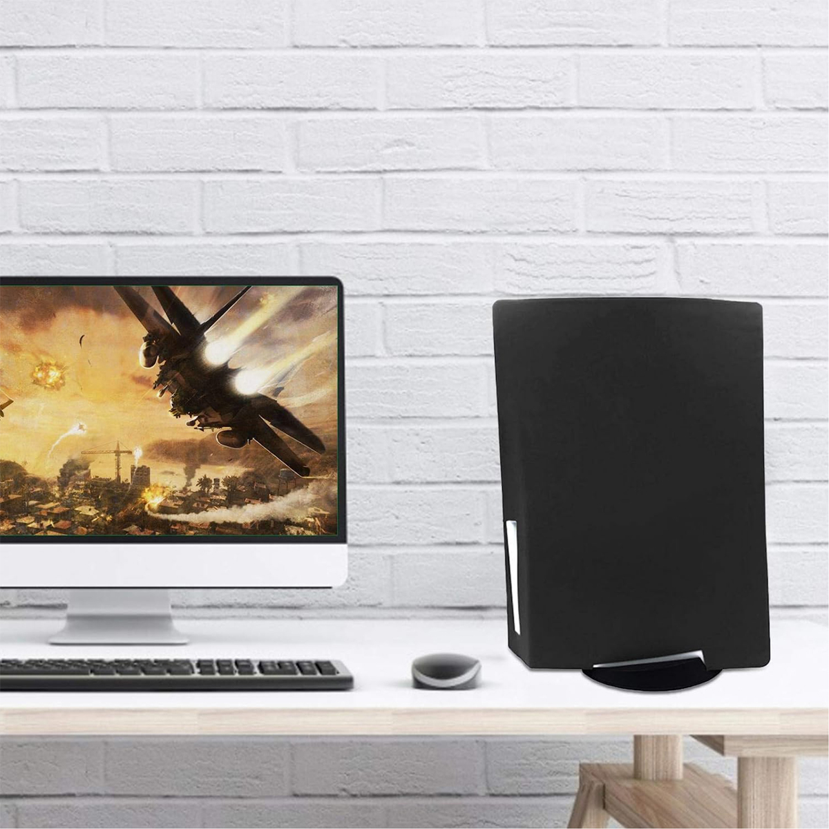 Schwarze PlayStation 5 Konsole auf Ständer, neben Computermonitor.