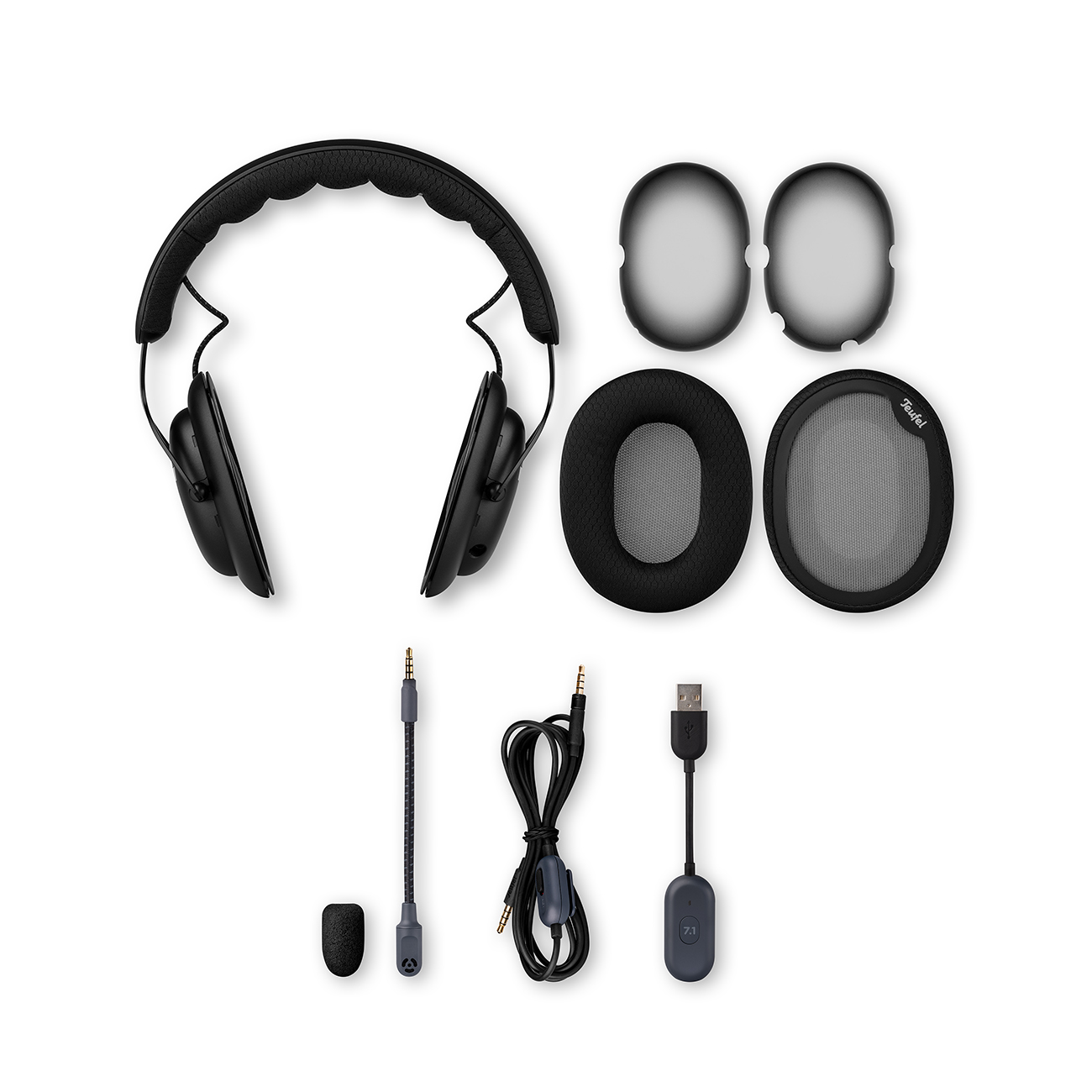 Cuffie nere con cuscinetti extra, un cavo e un adattatore USB. Tutto su sfondo bianco.