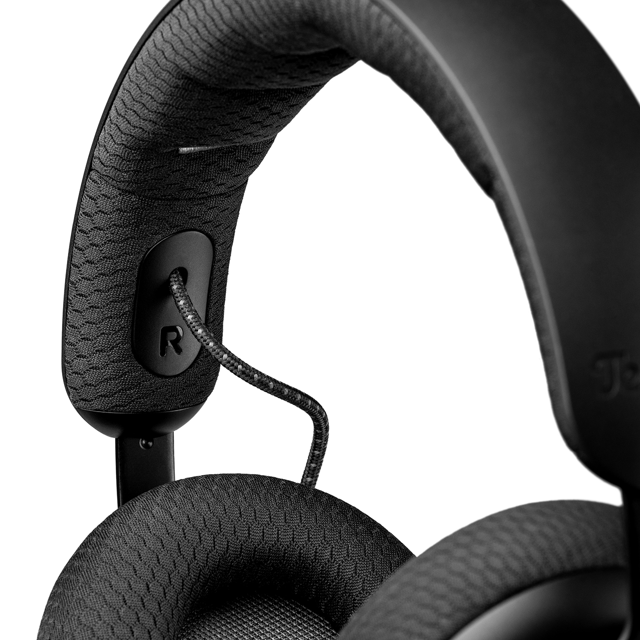 Cuffie over-ear nere. La lettera R è visibile.