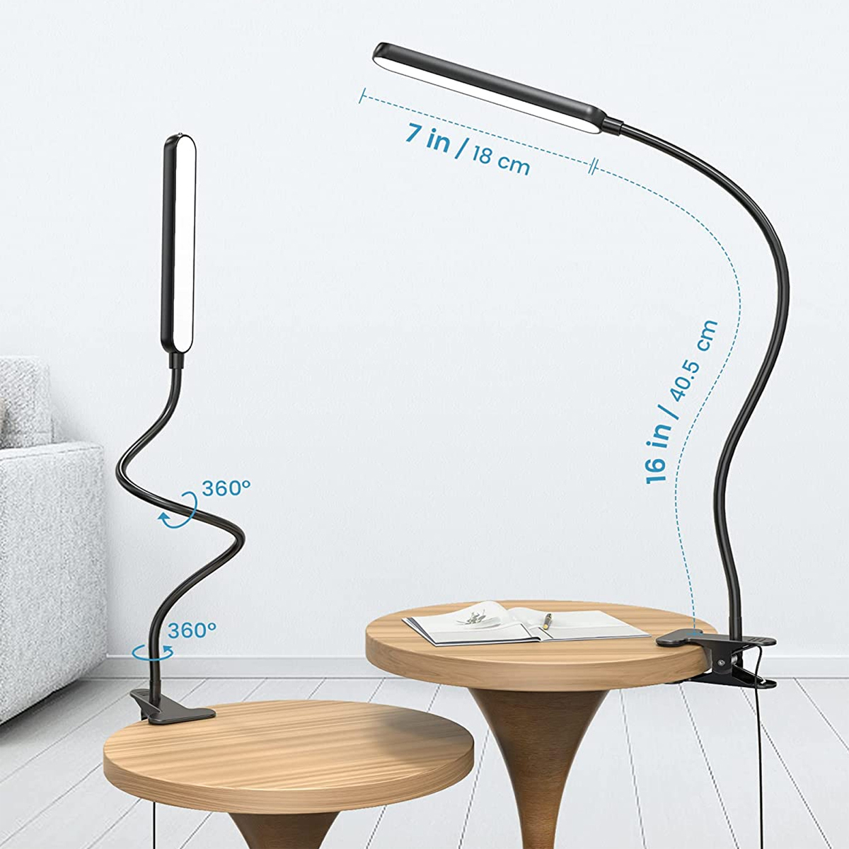 Lámpara de escritorio negra con cuello flexible, sujeta a una mesa y una segunda lámpara sin abrazadera.