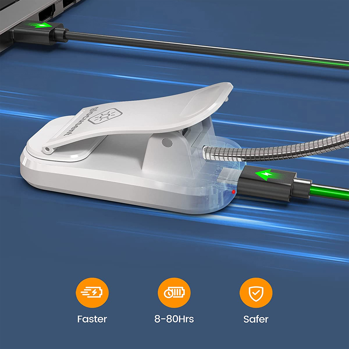 Eine weiße Clip-Leseleuchte mit einem Ladekabel, das an einen Laptop angeschlossen ist, mit Funktionssymbolen.