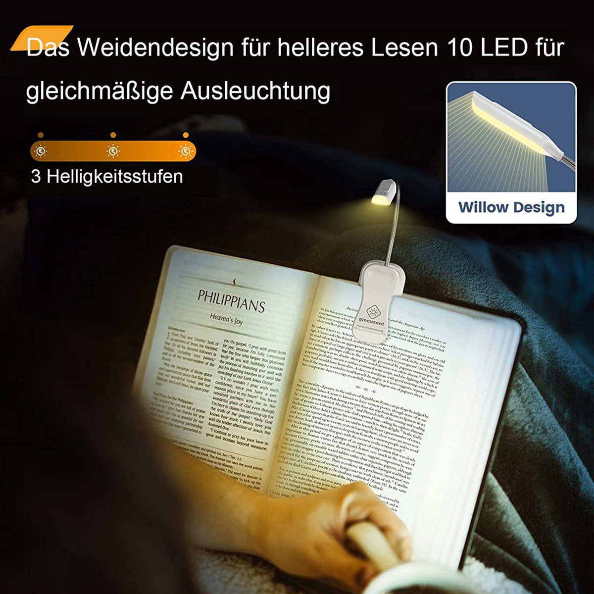 Ein Buch mit einer Clip-On-LED-Leuchte, die die Seiten beleuchtet. Eine Hand hält das Buch offen.