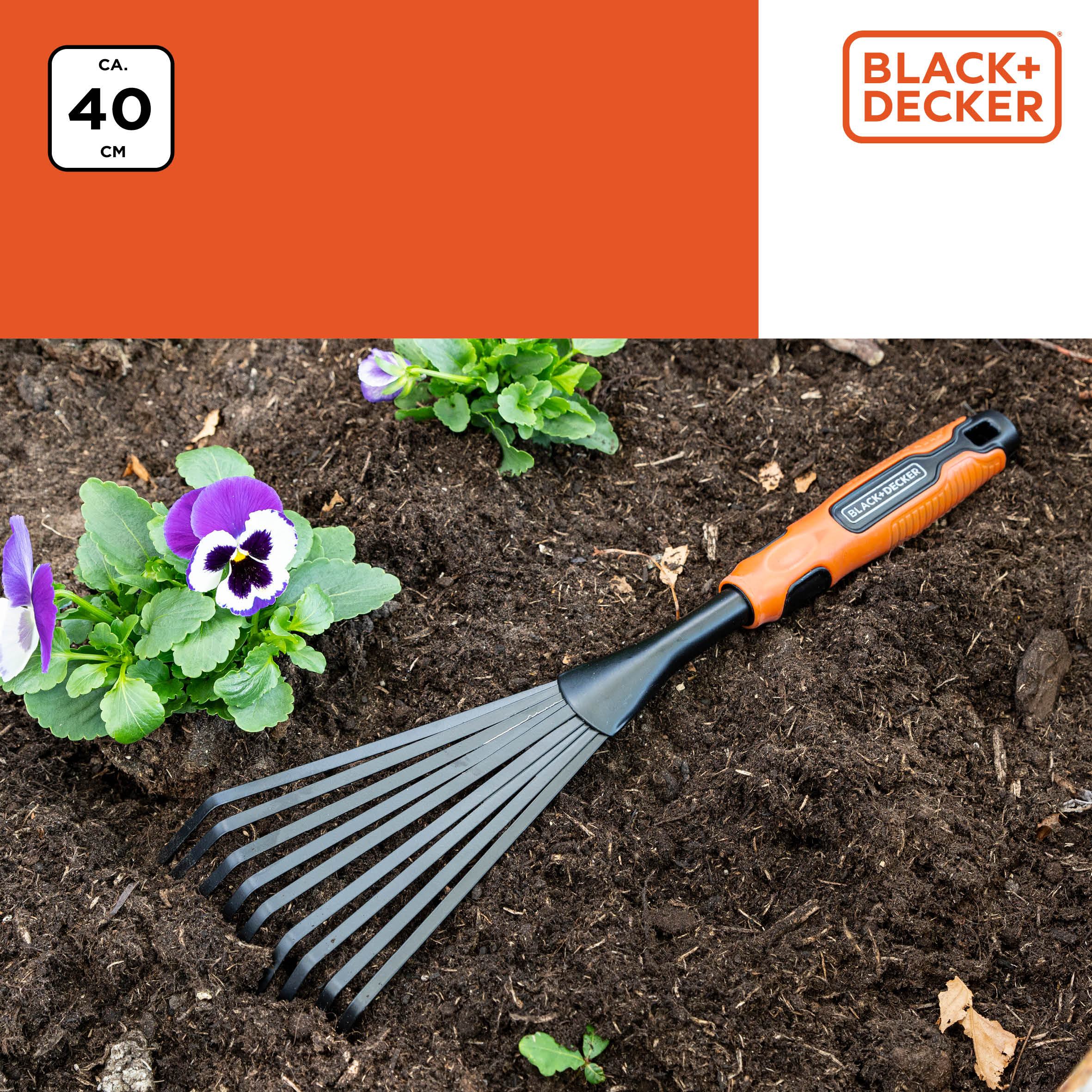 Gartenrechen mit schwarzen Zinken und orangefarbenem Griff auf dunklem Boden. Schild: 40 cm.
