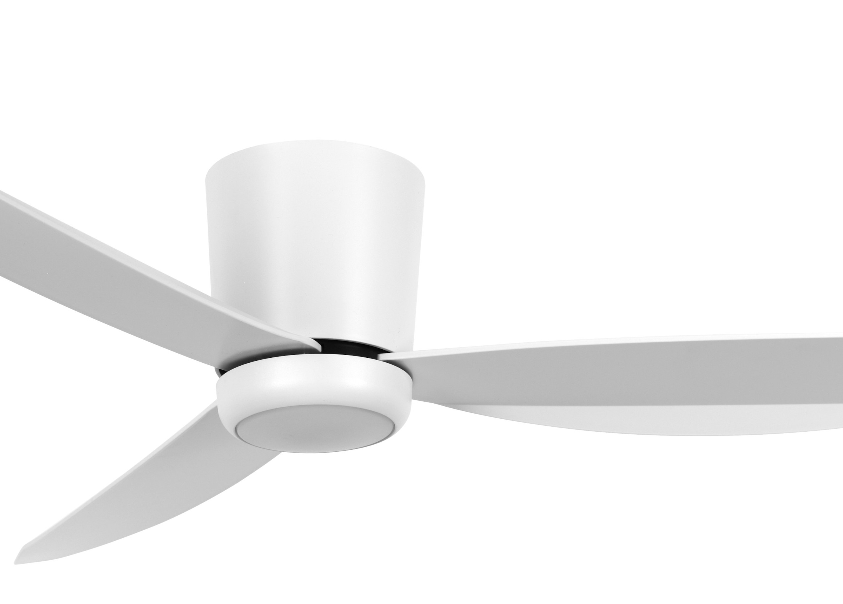 Weißer Deckenventilator mit drei Flügeln und einem zentralen Licht. Hintergrund weiß.