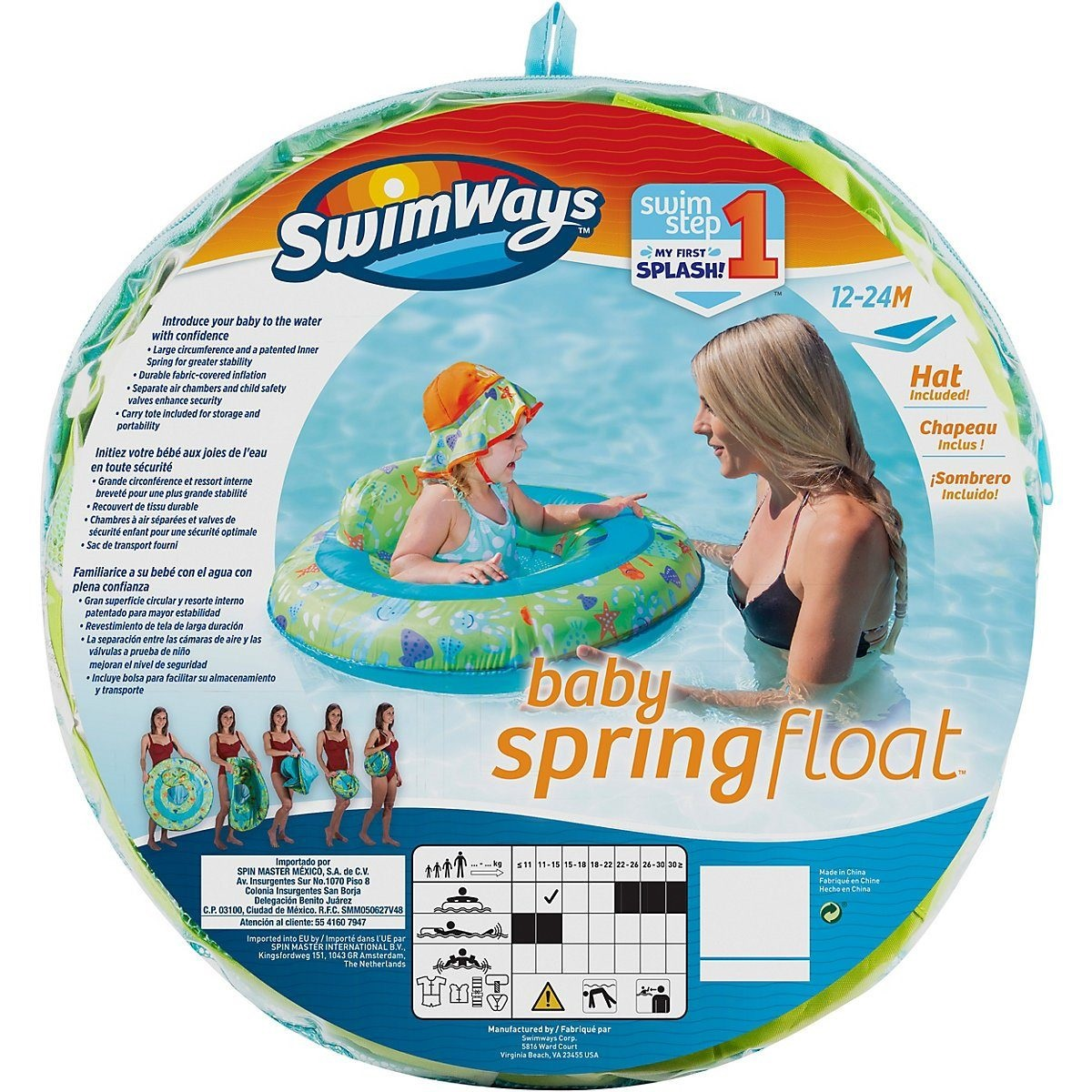 Ein Baby in einem Schwimmring mit Sonnenhut im Wasser. Eine Frau steht neben dem Baby im Pool.