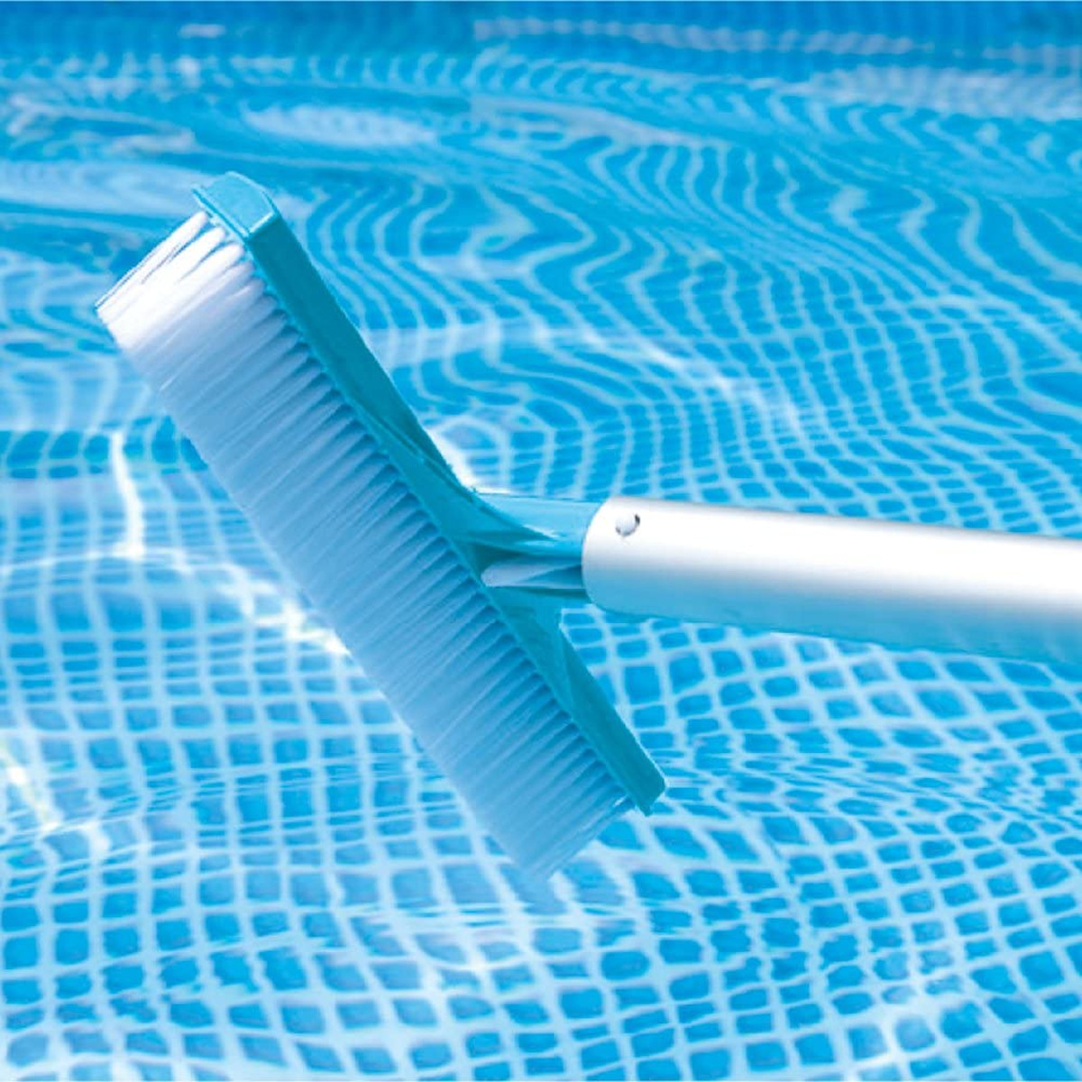 Blaue rechteckige Poolbürste im Wasser, mit weißem Bürstenkopf und silbernem Griff.
