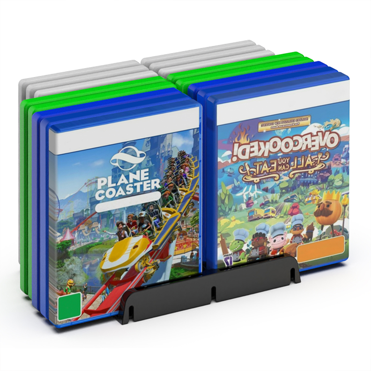 Spielboxen in einem Halter gestapelt. Hüllen sind blau, grün und weiß. Titel lauten Plane Coaster und Overcooked.