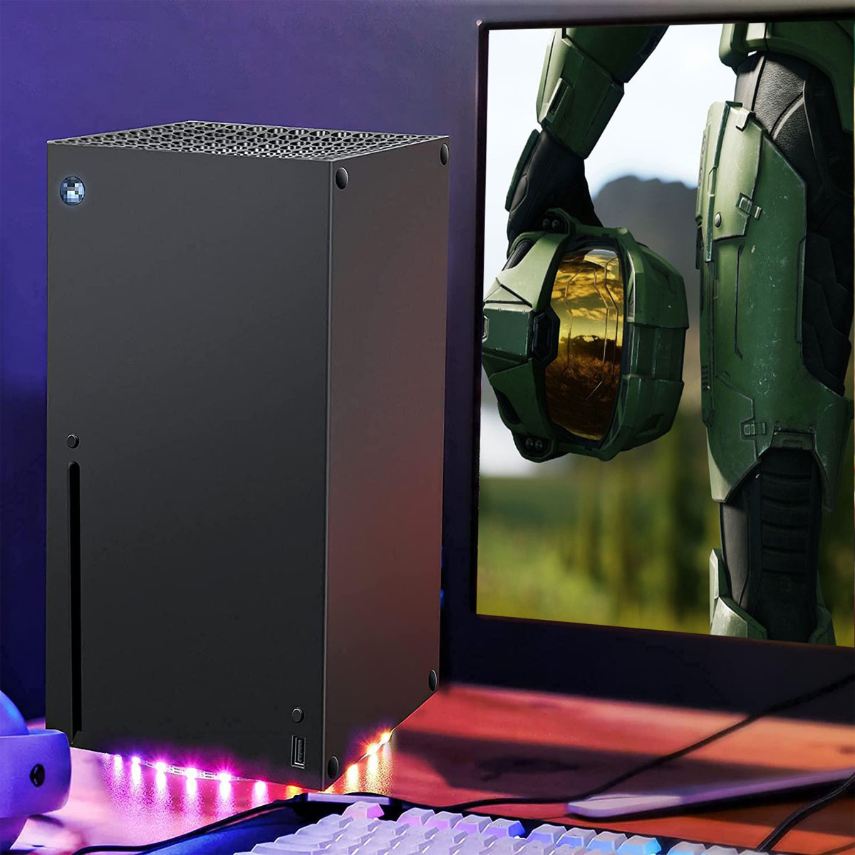 Schwarze Xbox Series X Konsole, mit Spielbild auf dem Bildschirm und Controller.