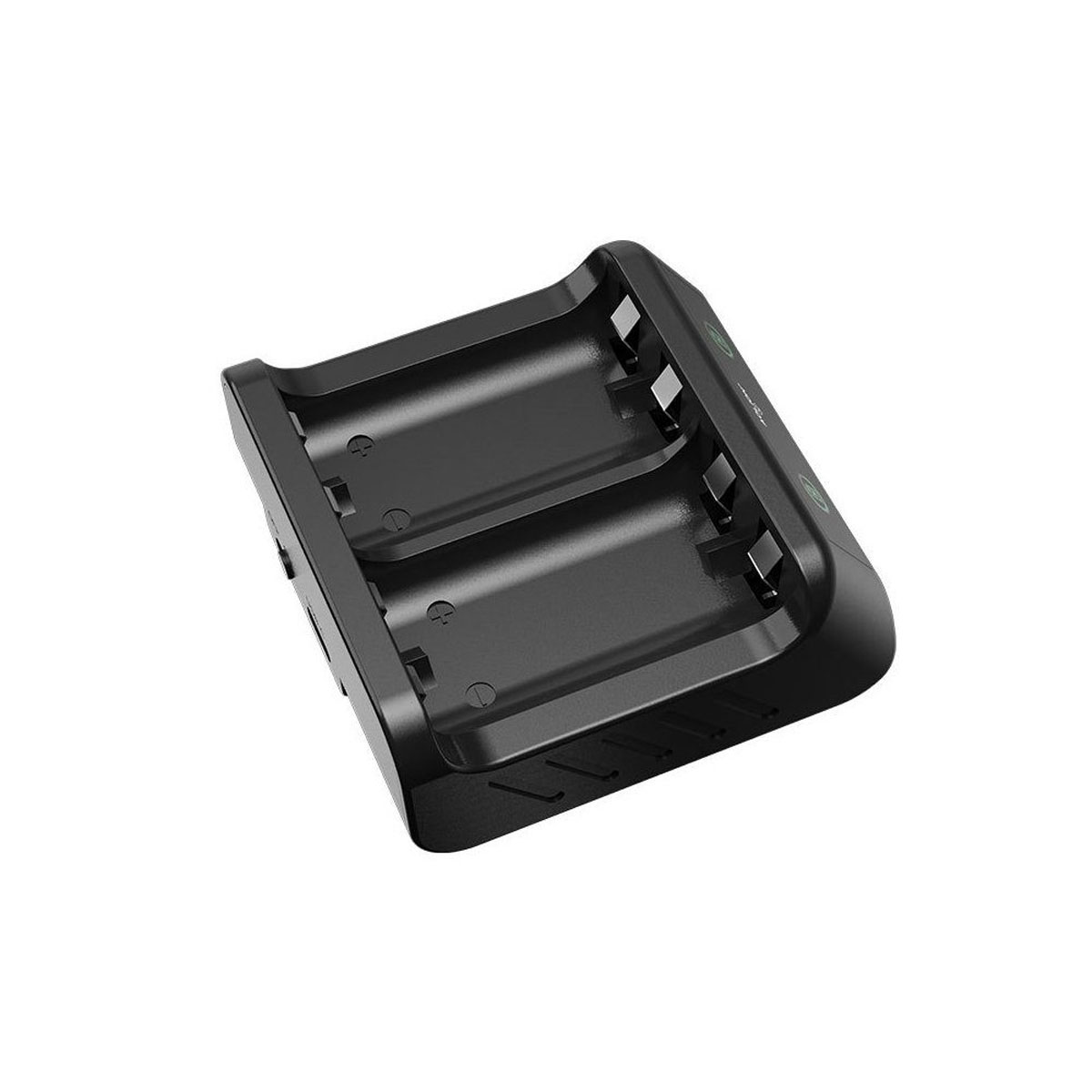 Ein schwarzes Batterieladegerät. Es hat zwei Steckplätze für Batterien. Es steht auf einer weißen Oberfläche.