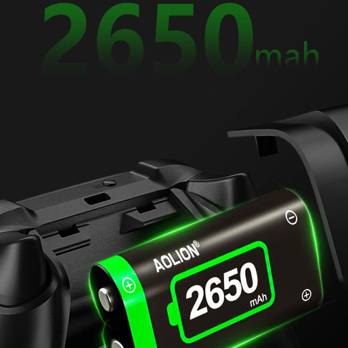 Schwarze Batterie mit grünen Details und 2650 mAh Text auf schwarzem Hintergrund.