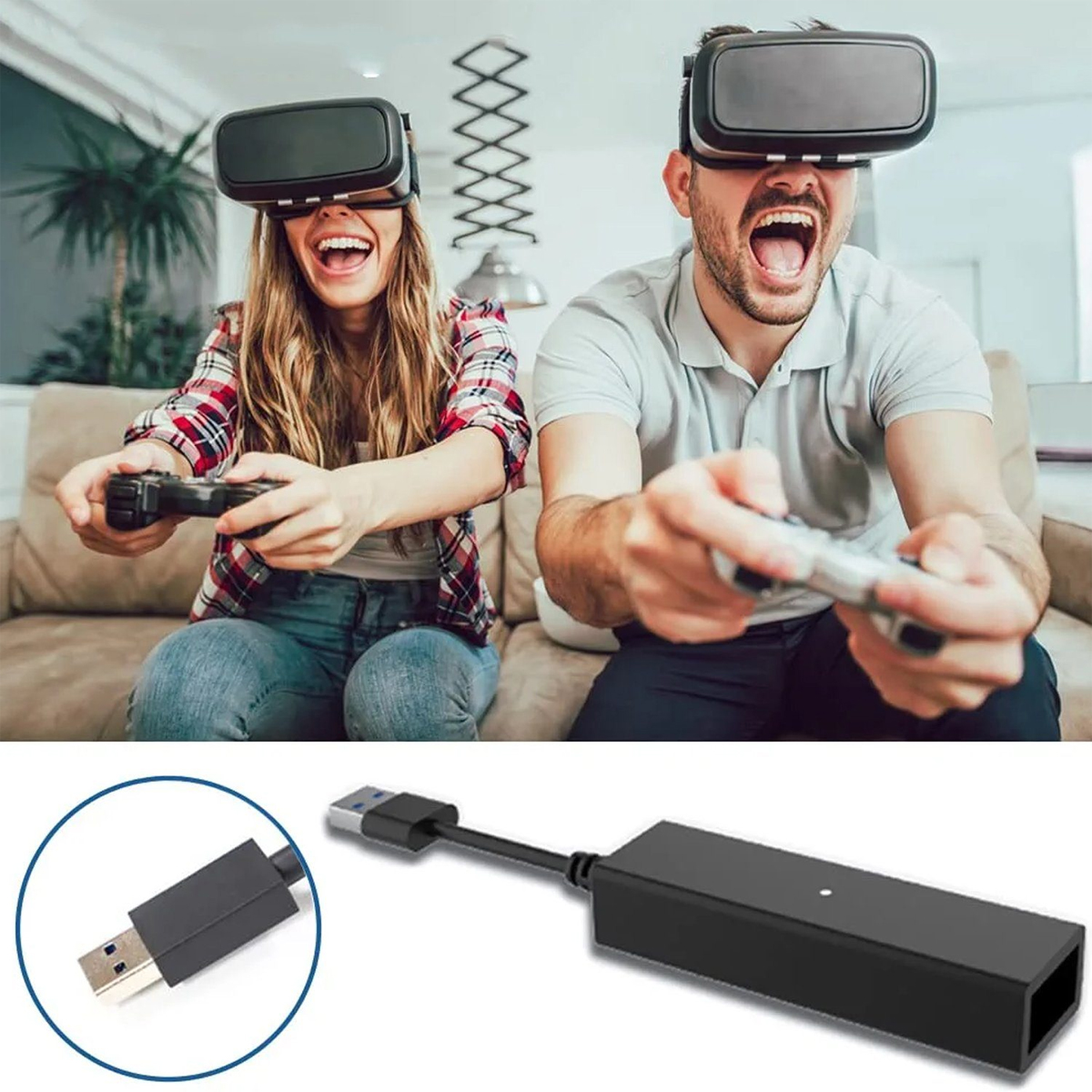 Zwei Personen mit VR-Headsets spielen Videospiele mit Controllern, darunter ein schwarzer USB-Adapter.