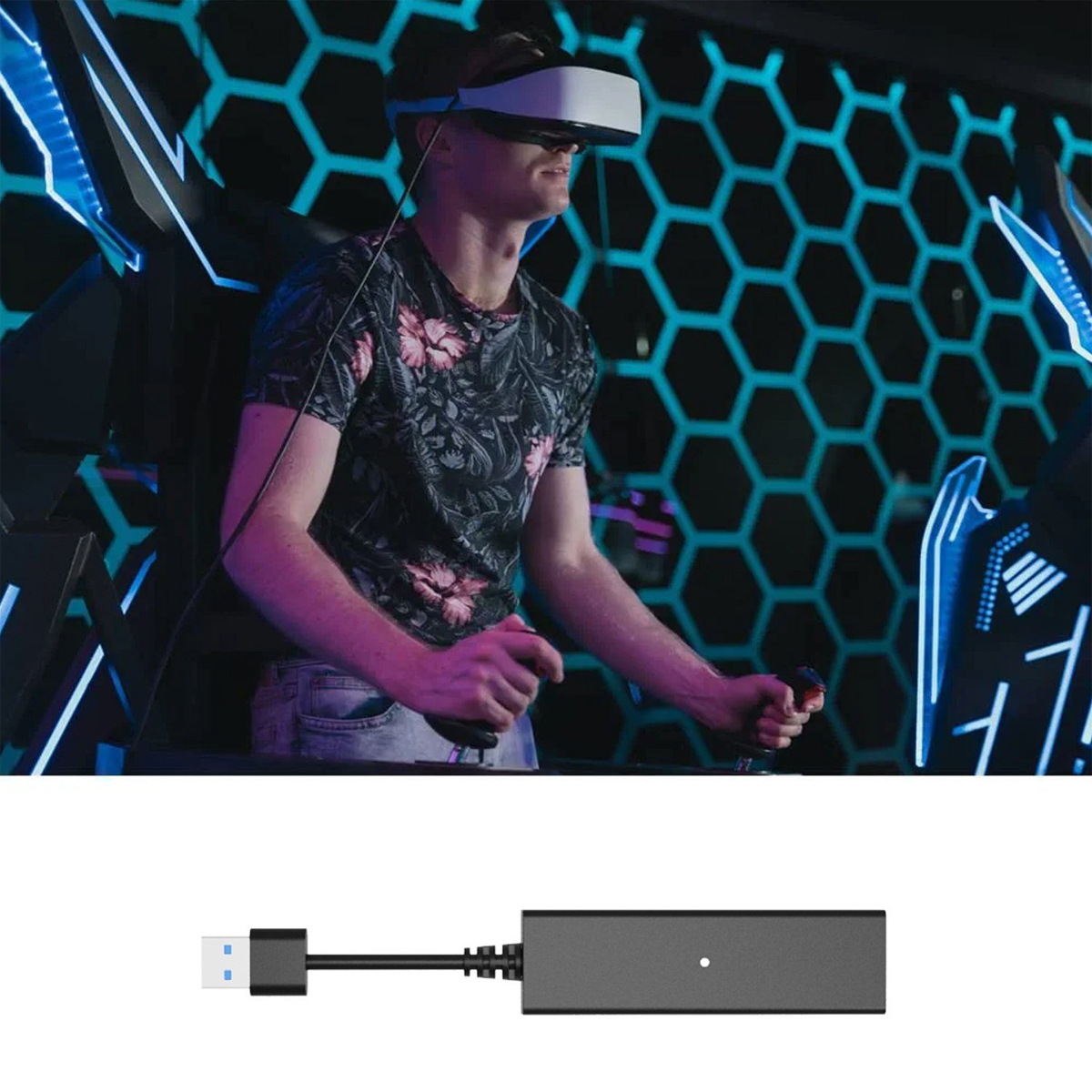 Mann mit VR-Headset und Controllern in einem blau beleuchteten Spielzimmer. USB-Adapter gezeigt.