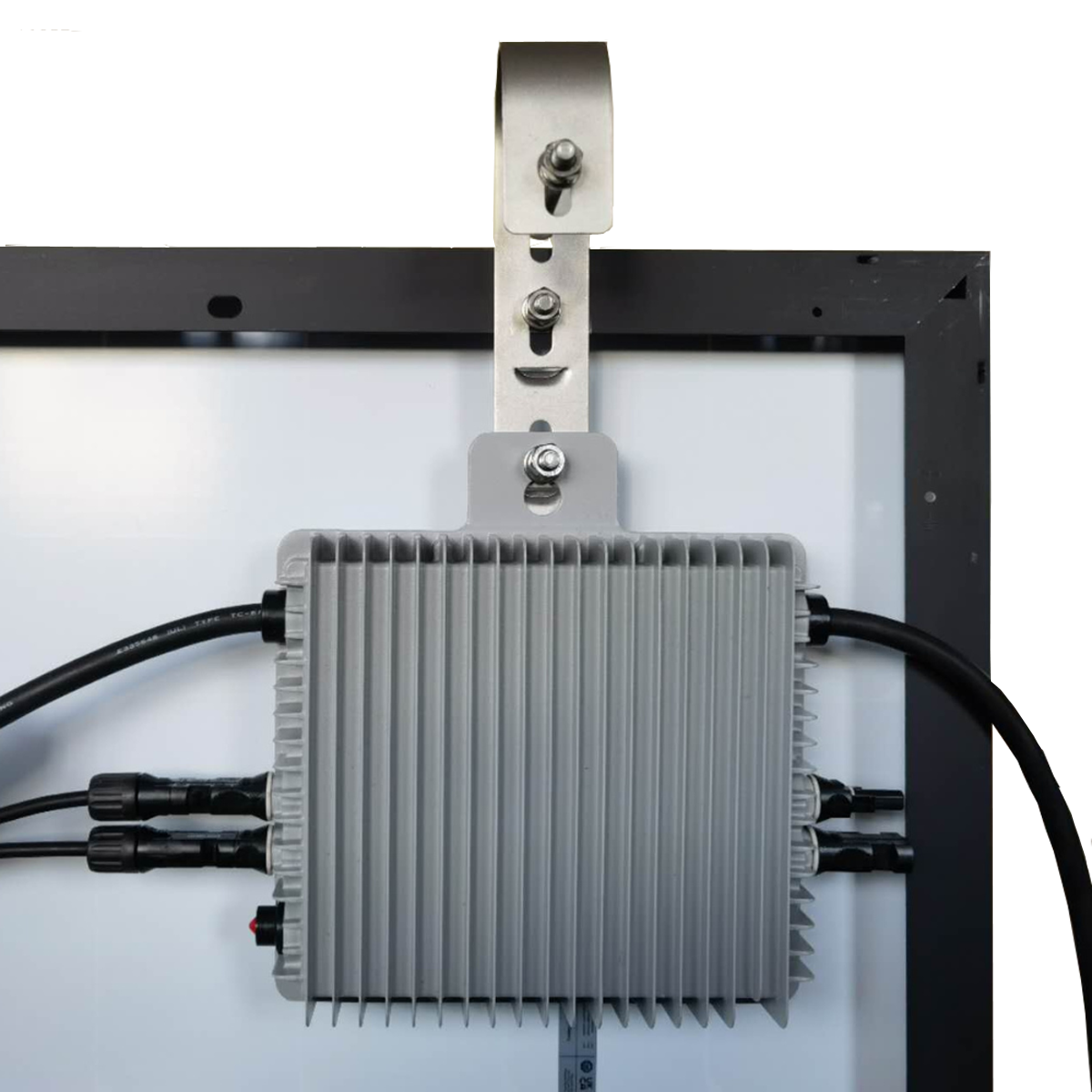 Ein Solarpanel mit grauer Anschlussdose und Halterung.