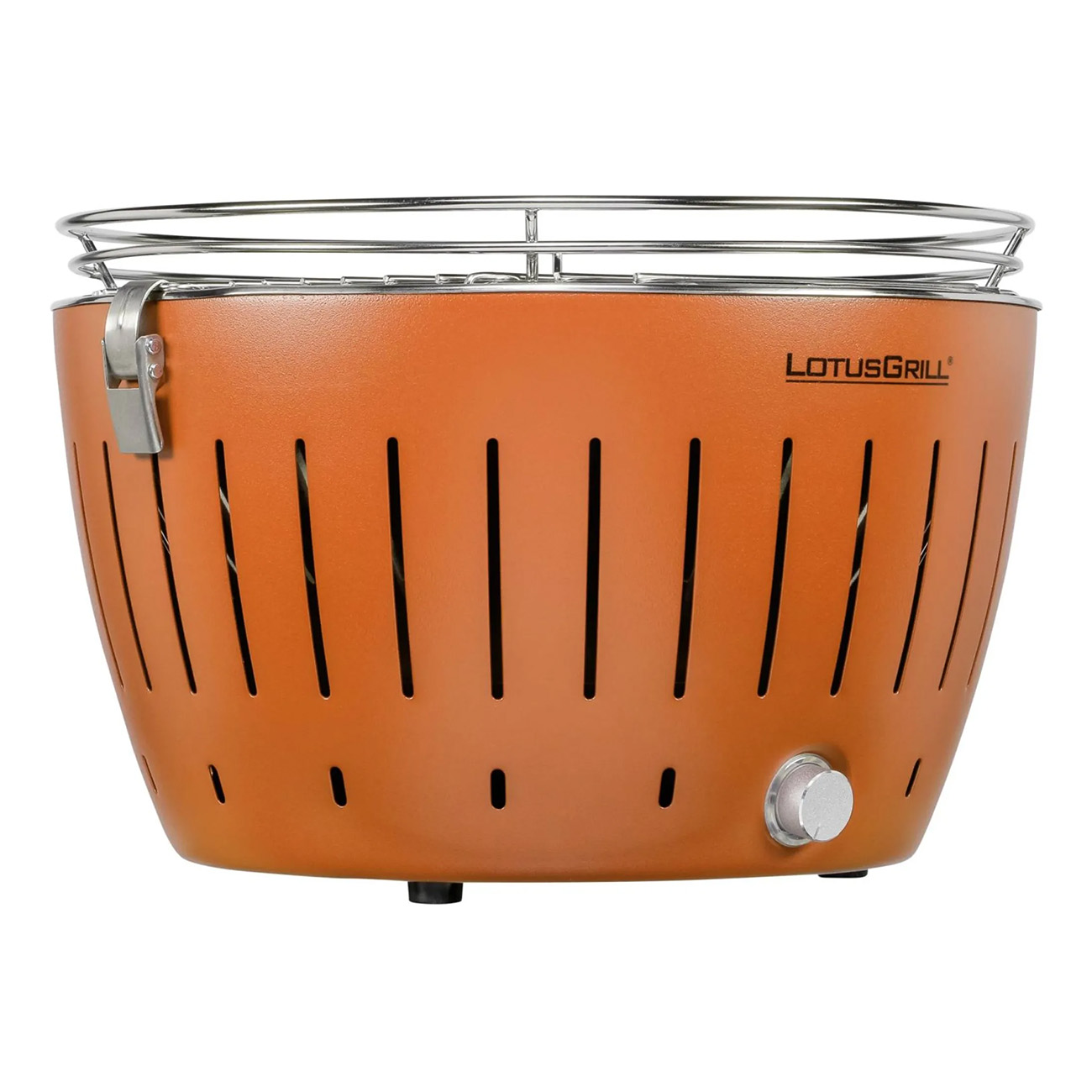 Pomarańczowy LotusGrill z metalowym rusztem i otworami wentylacyjnymi. Na białym tle.