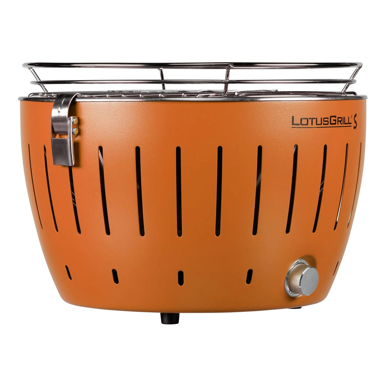 Pomarańczowy grill LotusGrill z chromowanym rusztem i otworami wentylacyjnymi.