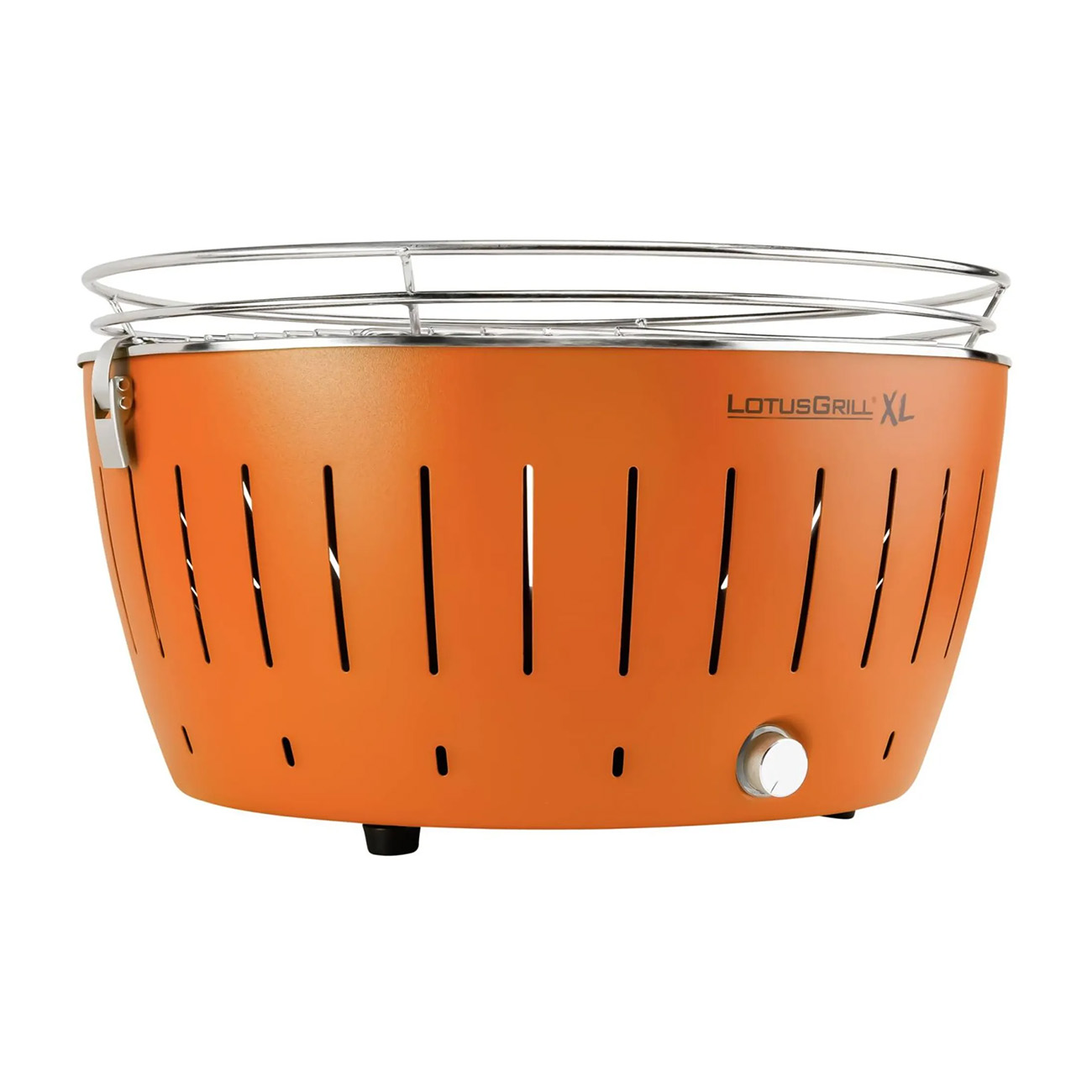 Een oranje LotusGrill XL barbecue, met een zilveren grill en een bedieningsknop. Rond.