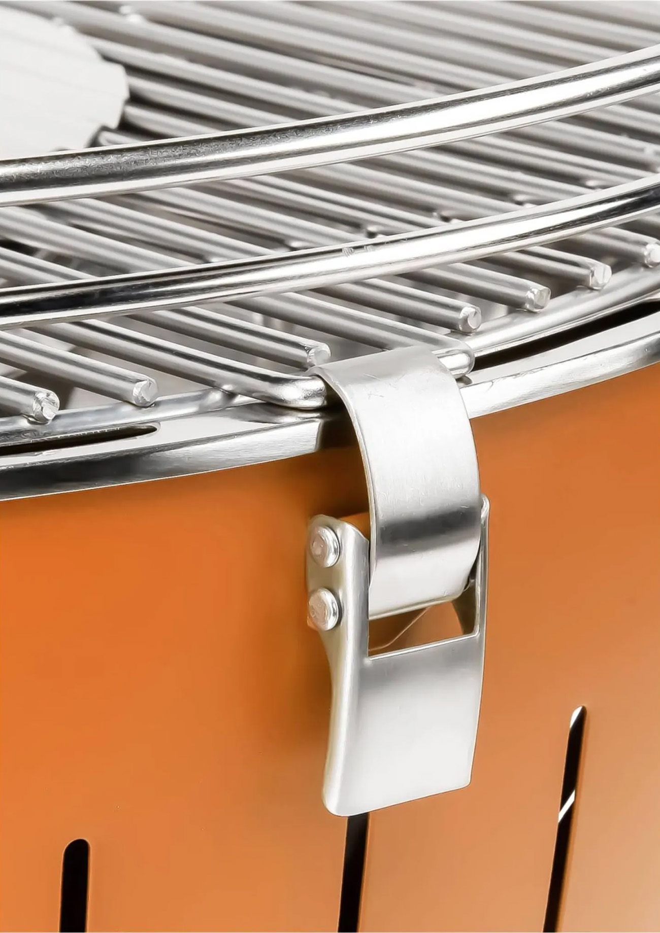 Zbliżenie klipsa do grilla ze stali nierdzewnej.