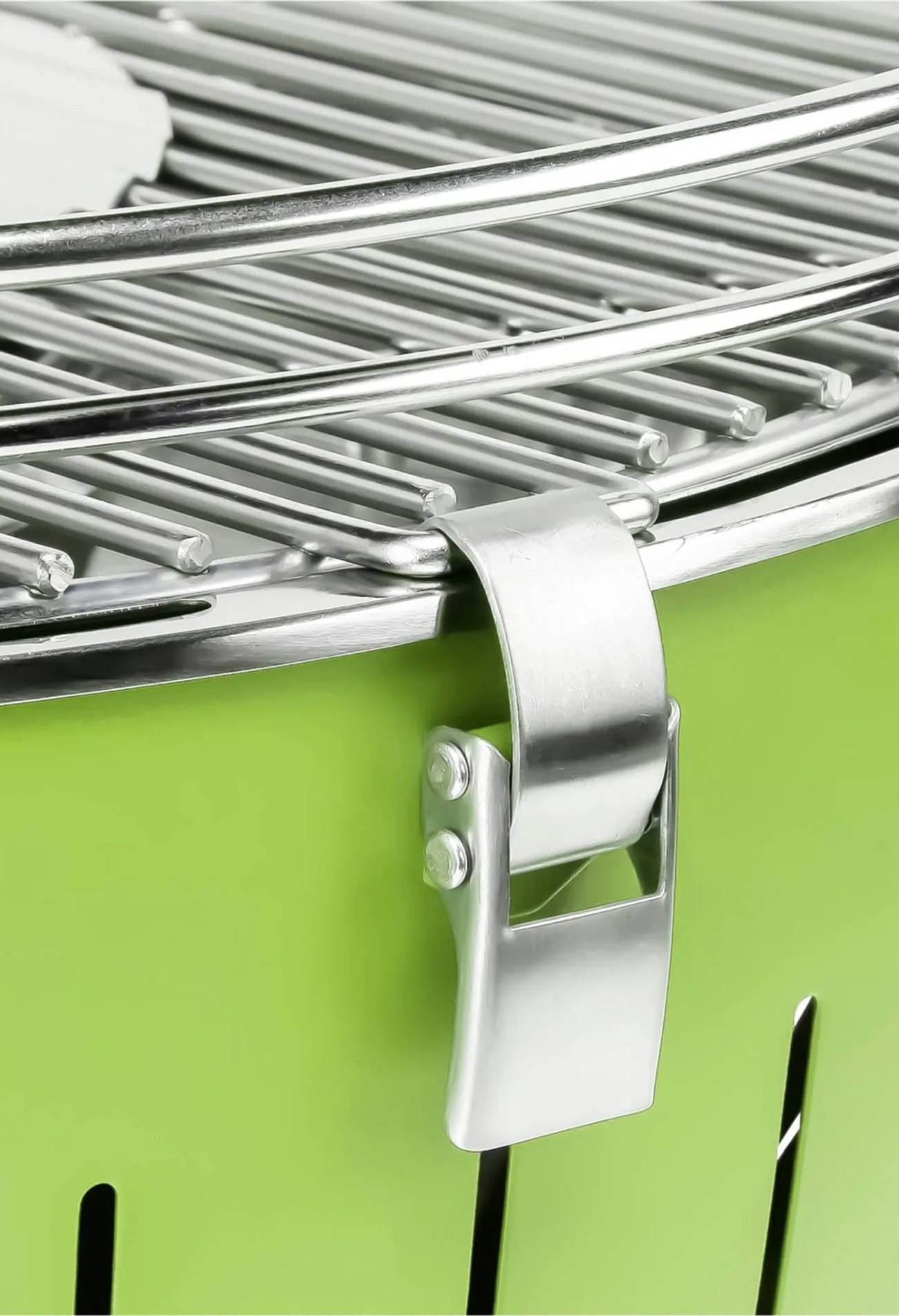 Zbliżenie zielonego grilla ze srebrną zatrzaskiem.