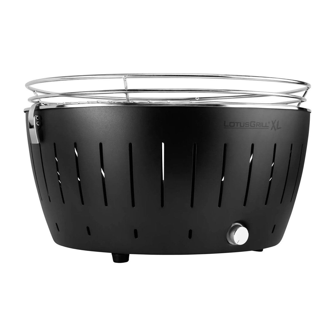 Zwarte LotusGrill XL barbecue. Het heeft een chromen grill en een ventilatieontwerp. Het merk is gedrukt.