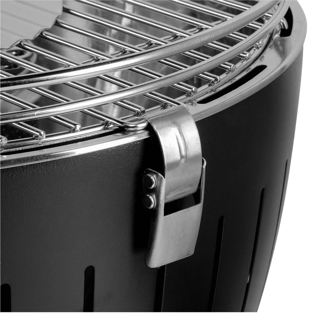 Zbliżenie czarnego grilla z metalowym rusztem. Czarno-białe tło.