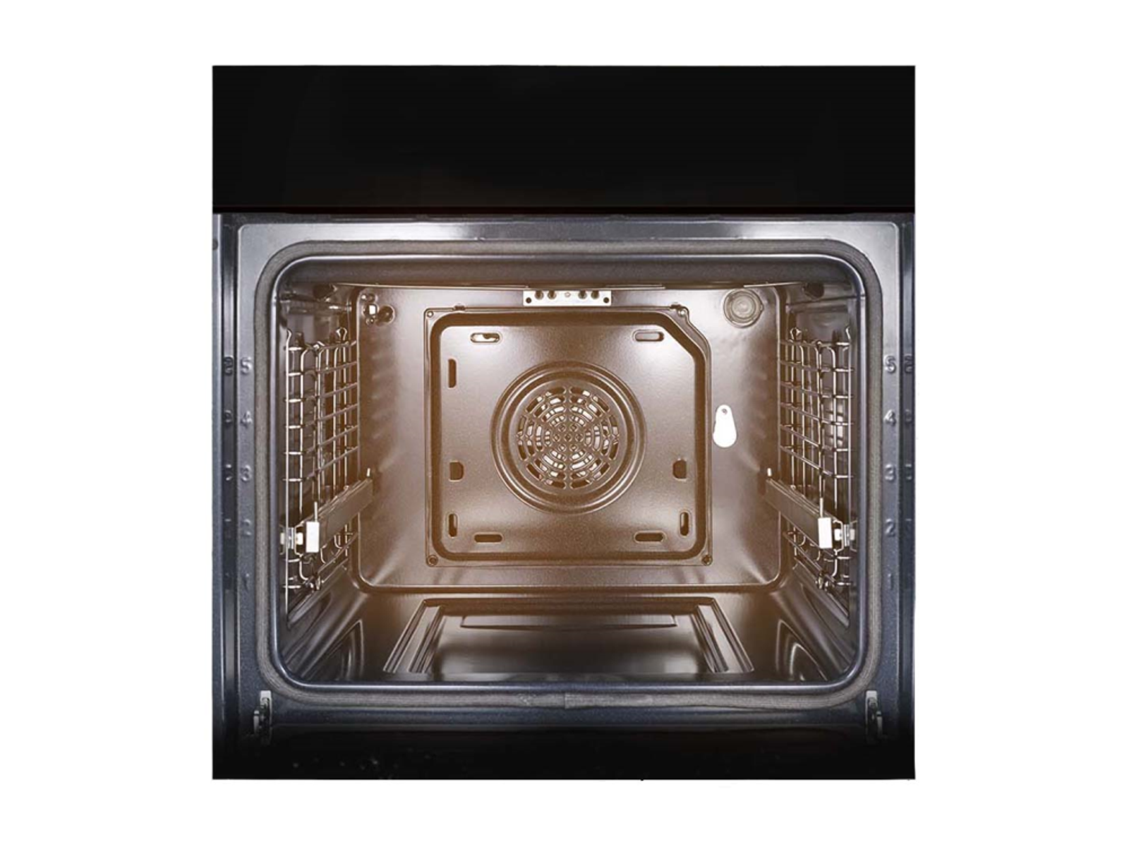 Interior de un horno, con un ventilador en la parte trasera. El interior está iluminado.