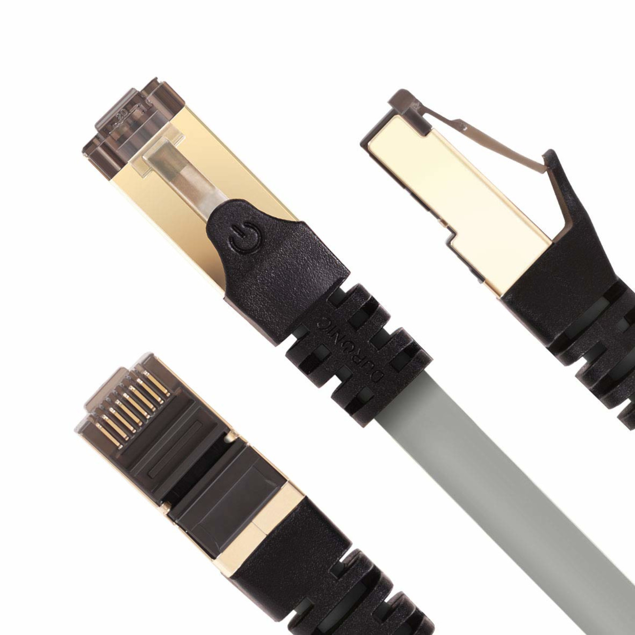 Nahaufnahme von drei RJ45-Steckern mit grauem Kabel, isoliert auf Weiß.