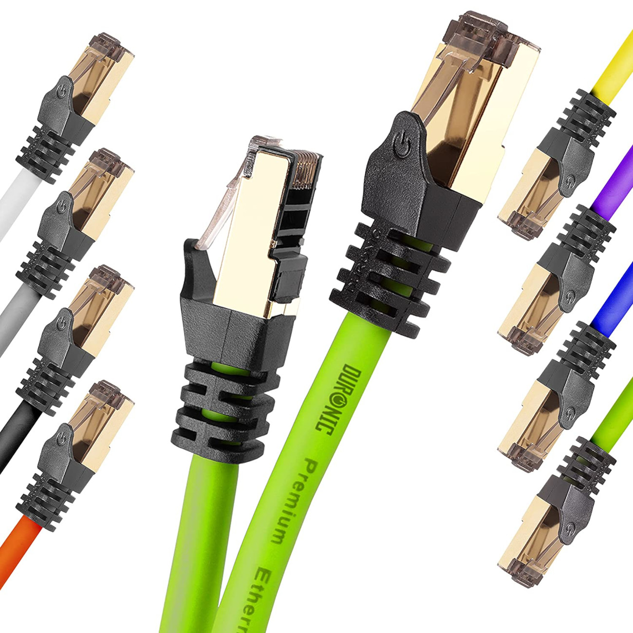 Nahaufnahme von Ethernet-Kabeln mit goldenen Steckern. Grünes Kabel im Fokus.