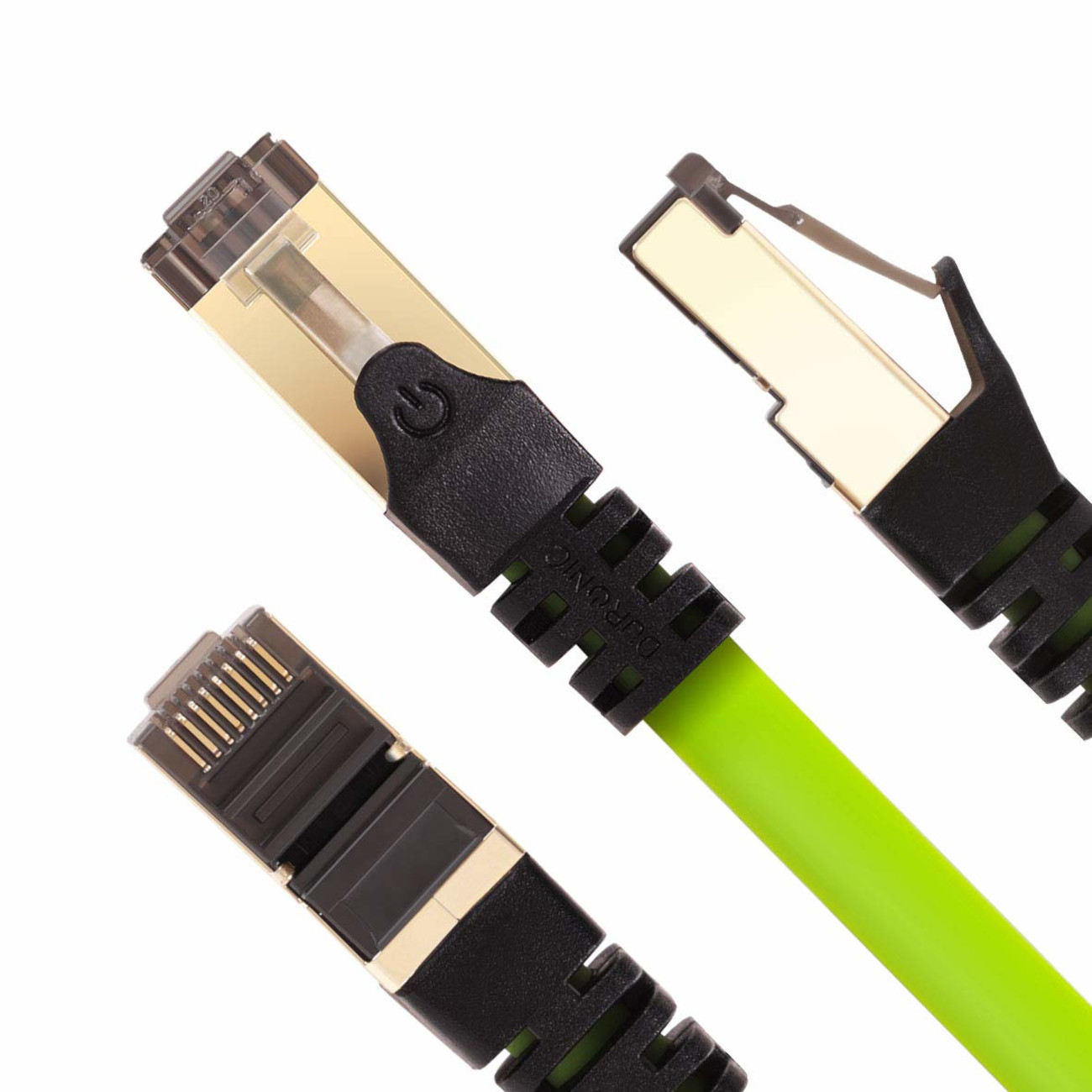 Drei grüne Ethernet-Kabel mit schwarzen und goldenen Steckern, abgewinkelt auf weißem Hintergrund.