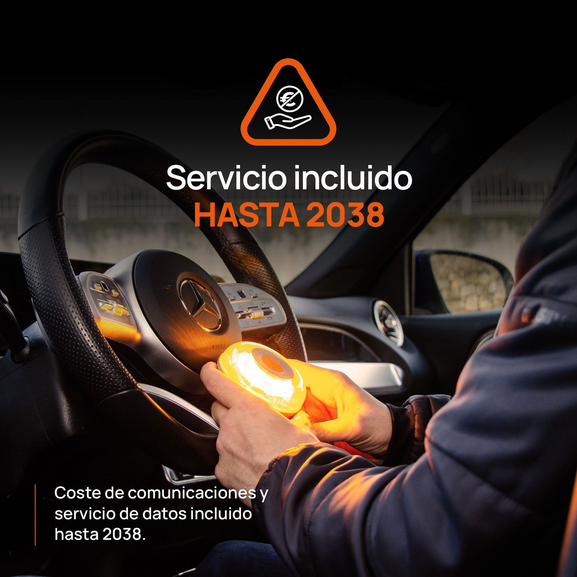 Persona sosteniendo luz de advertencia en volante de coche. Texto incluido.